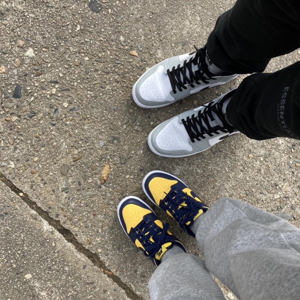 Jordan 1 Mid Light Smoke Grey, (GS) Nike Dunk Low Varsity Maize 착용 스타일