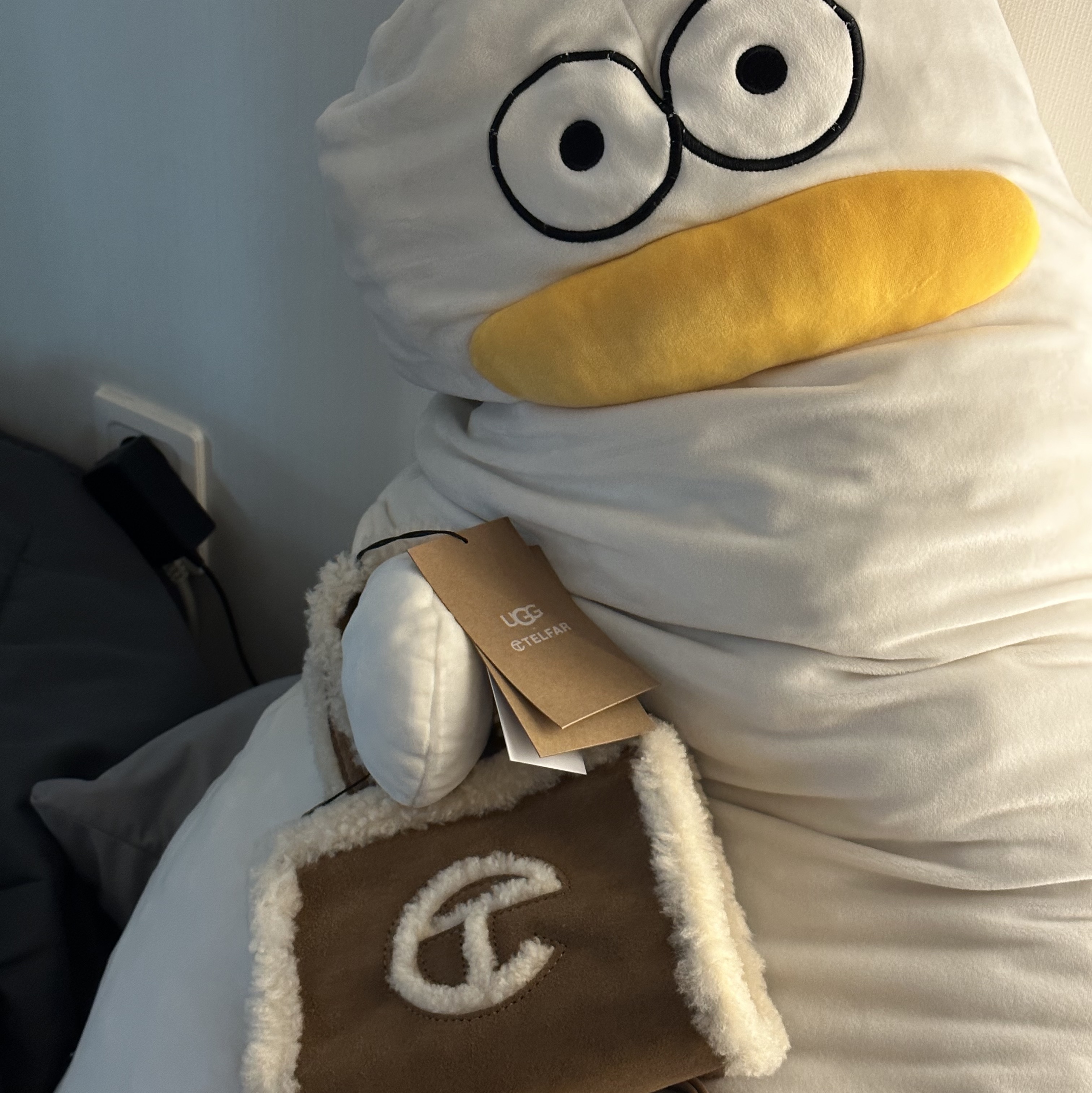Telfar x UGG Small Shopping Bag Chestnut 착용 스타일