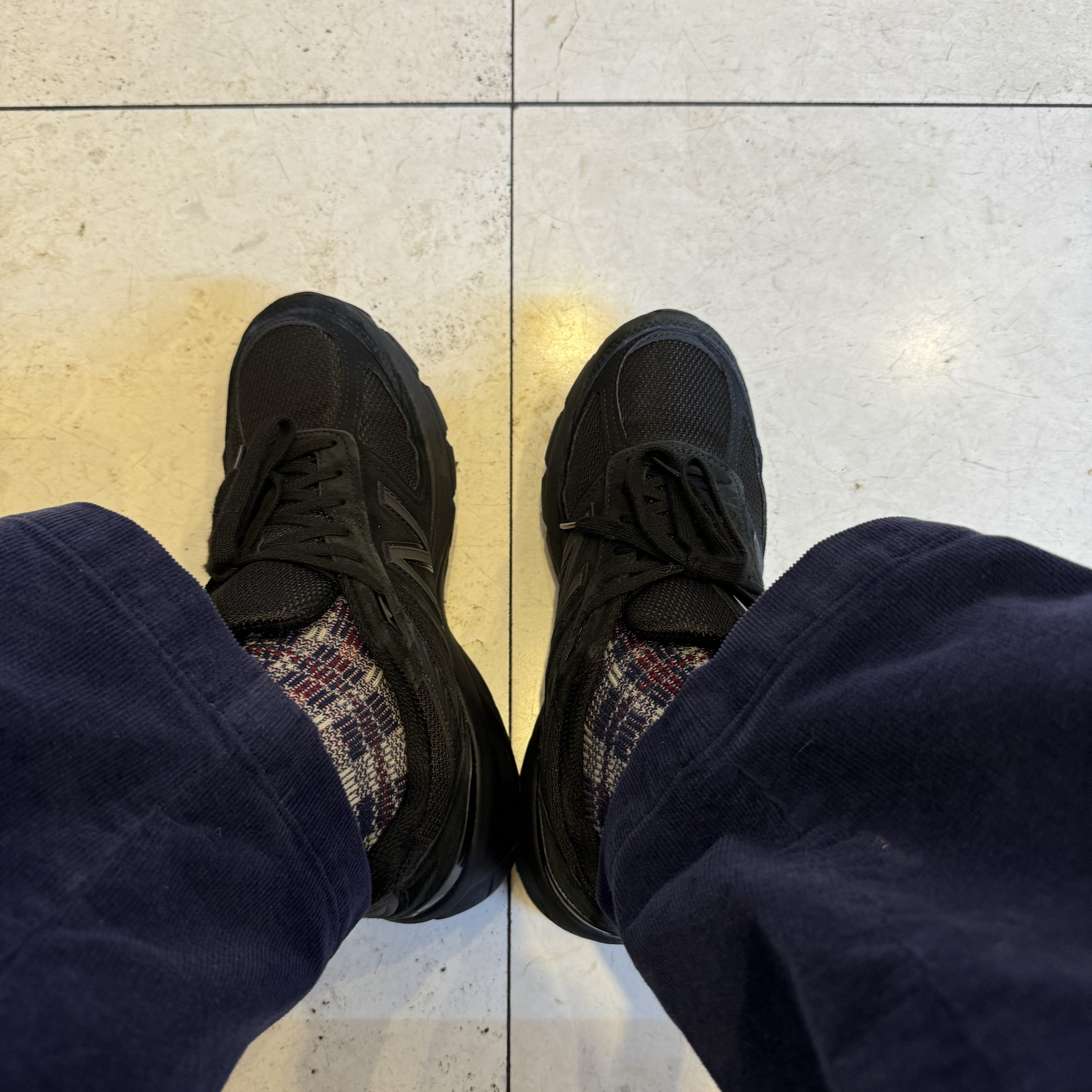New Balance 990v5 Made in USA Triple Black - D Standard 착용 스타일