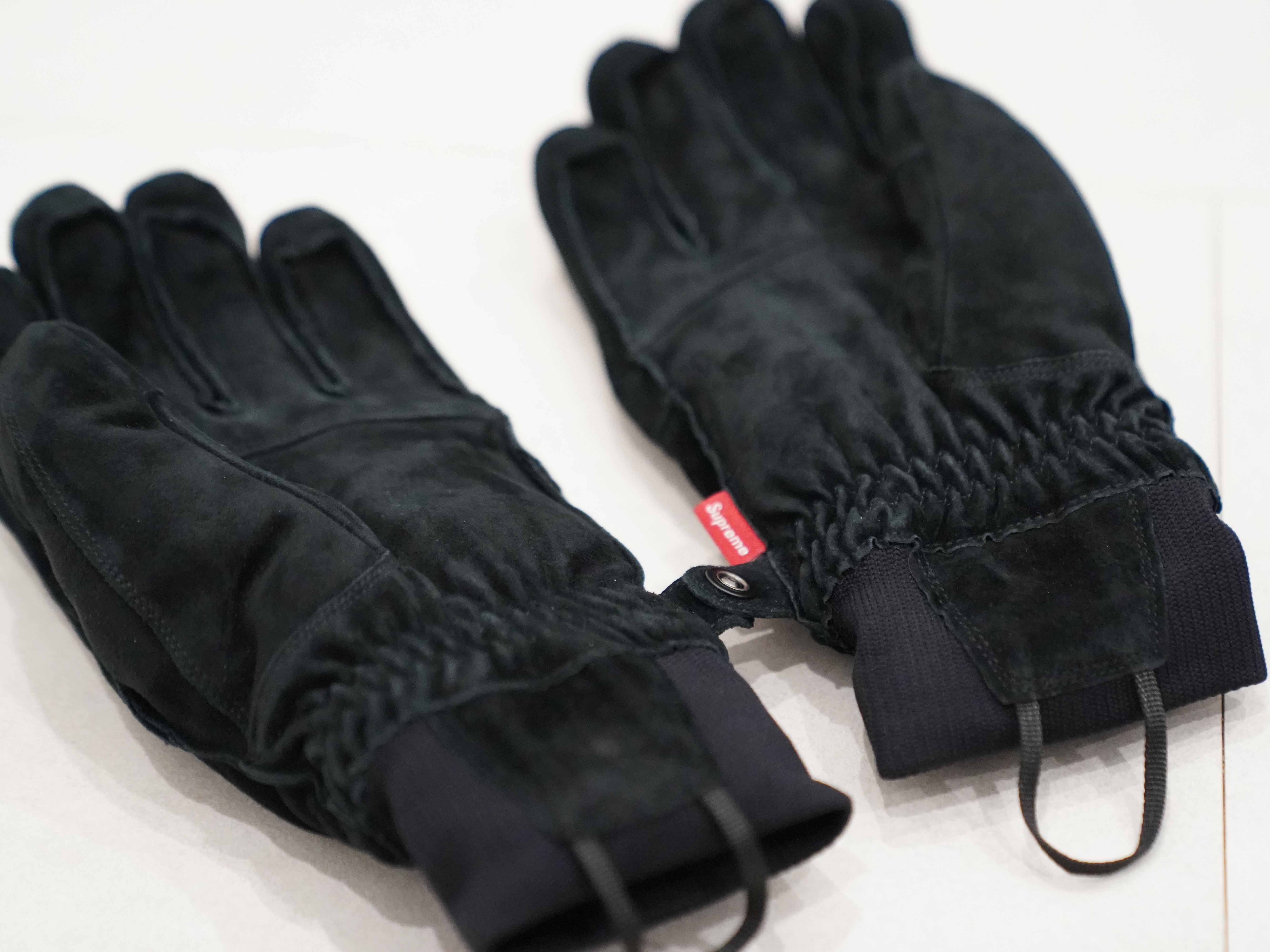 Supreme x The North Face Suede Glove Black - 23FW 착용 스타일 - 7