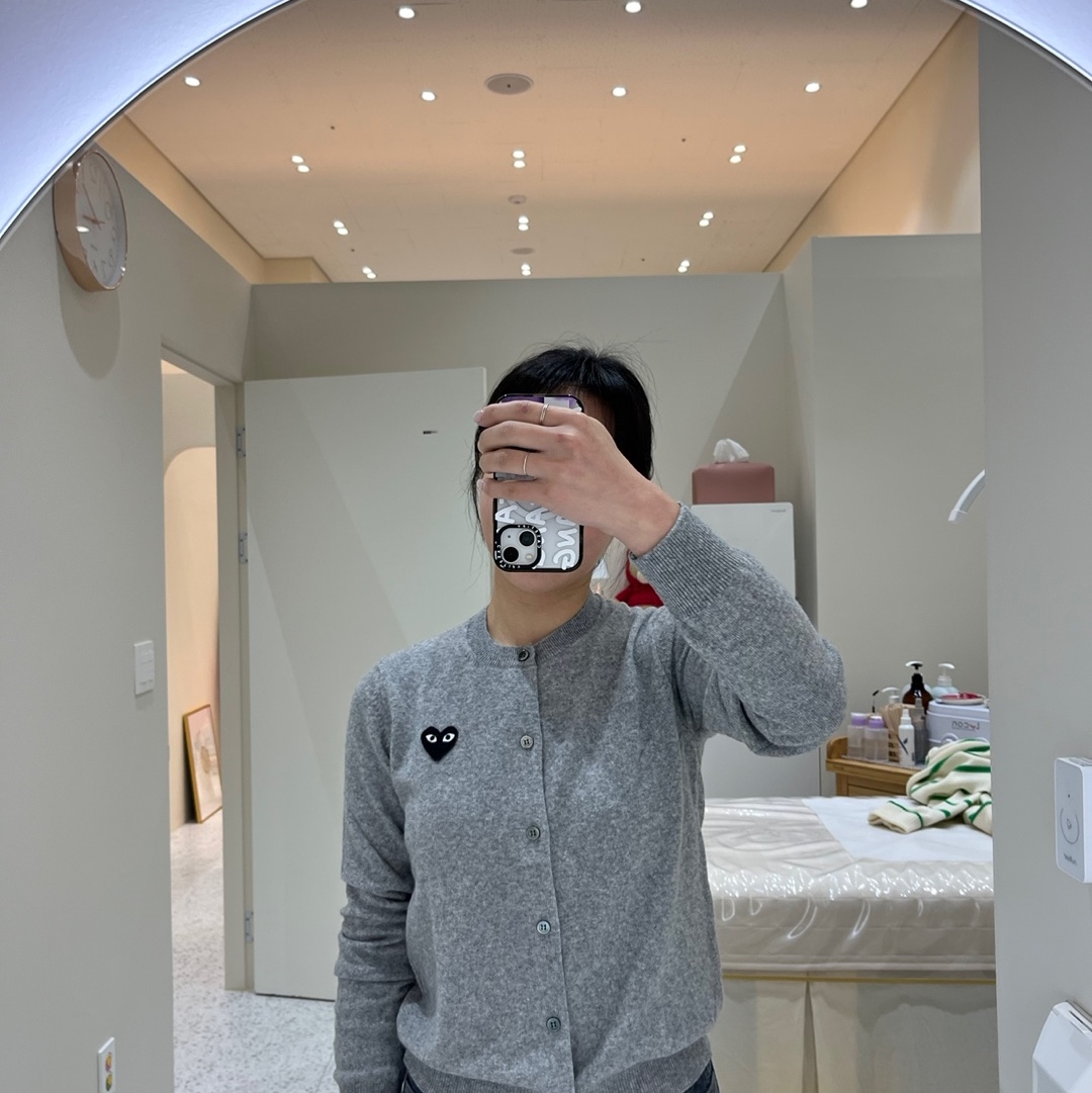 (W) Play Comme des Garcons Black Heart Knit Cardigan Grey 착용 스타일