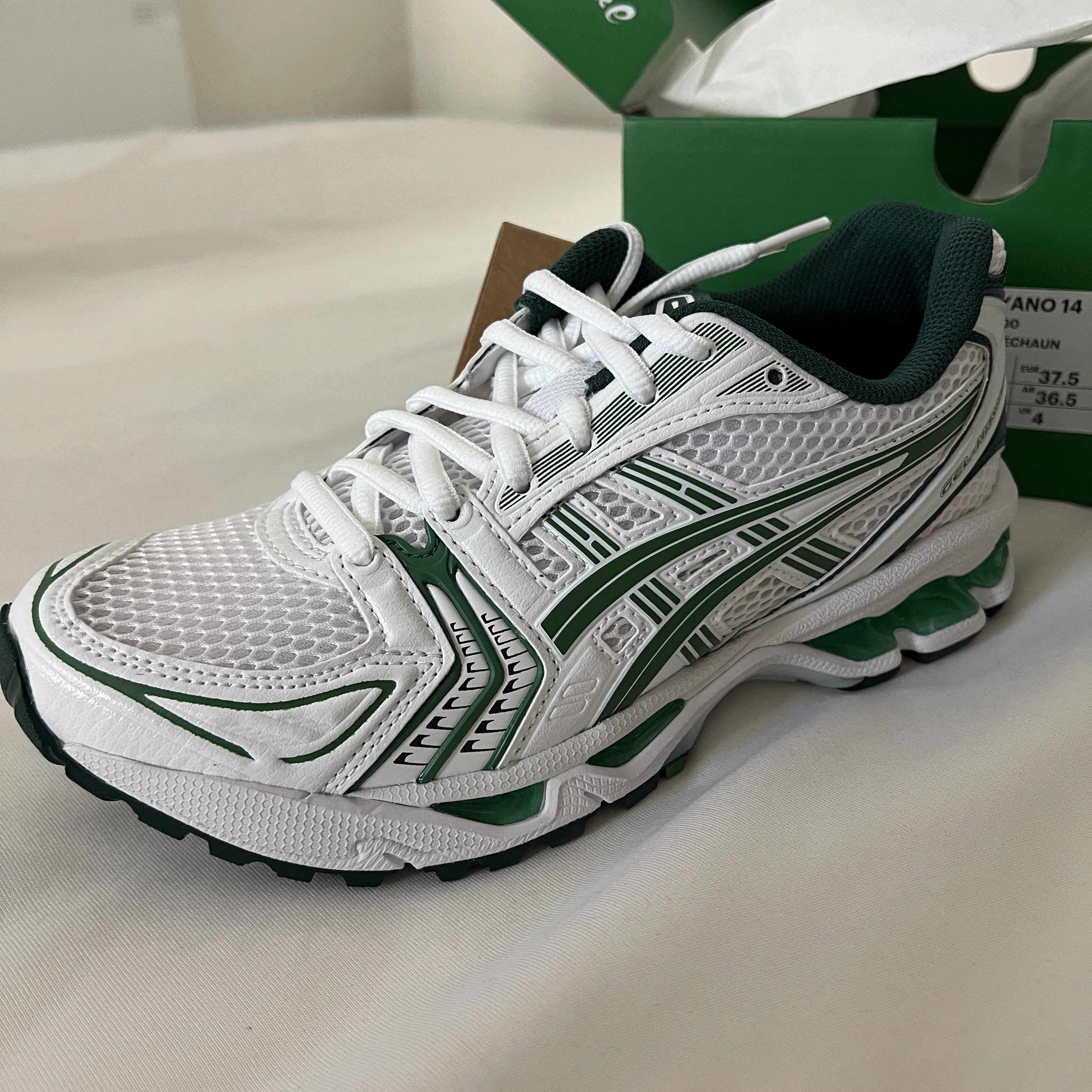 Asics x Aritzia Gel-Kayano 14 White Leprechaun 착용 스타일