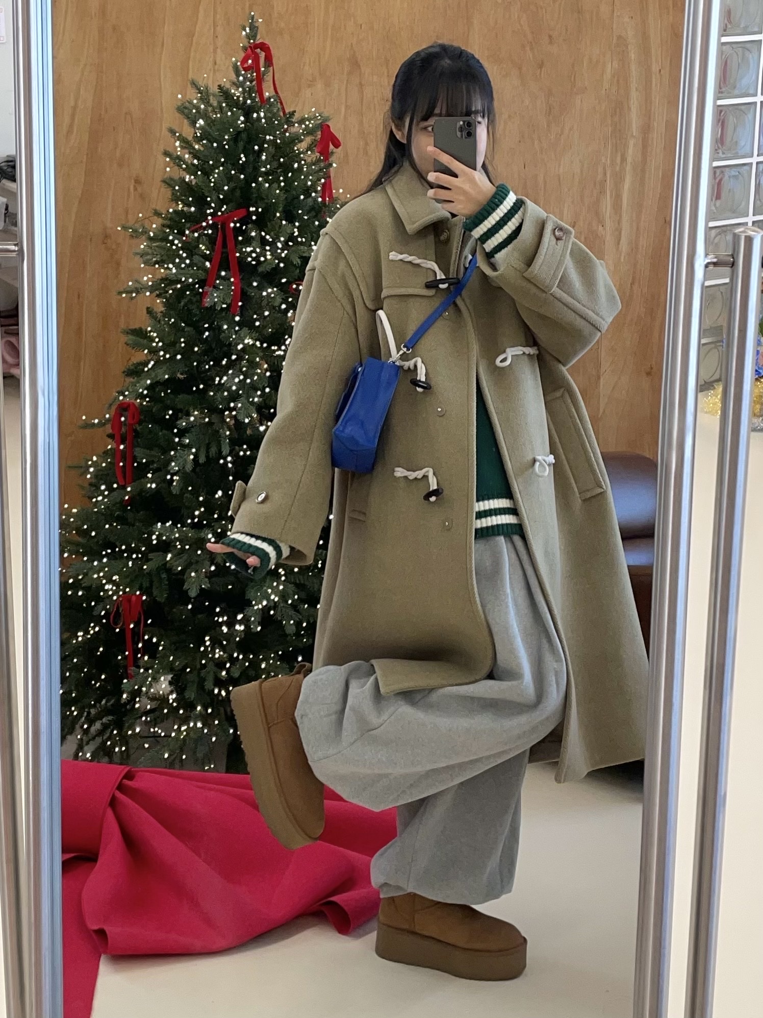 (W) UGG Classic Ultra Mini Platform Boots Chestnut, Ader Error Small Shopper Bag Blue 착용 스타일 - 3