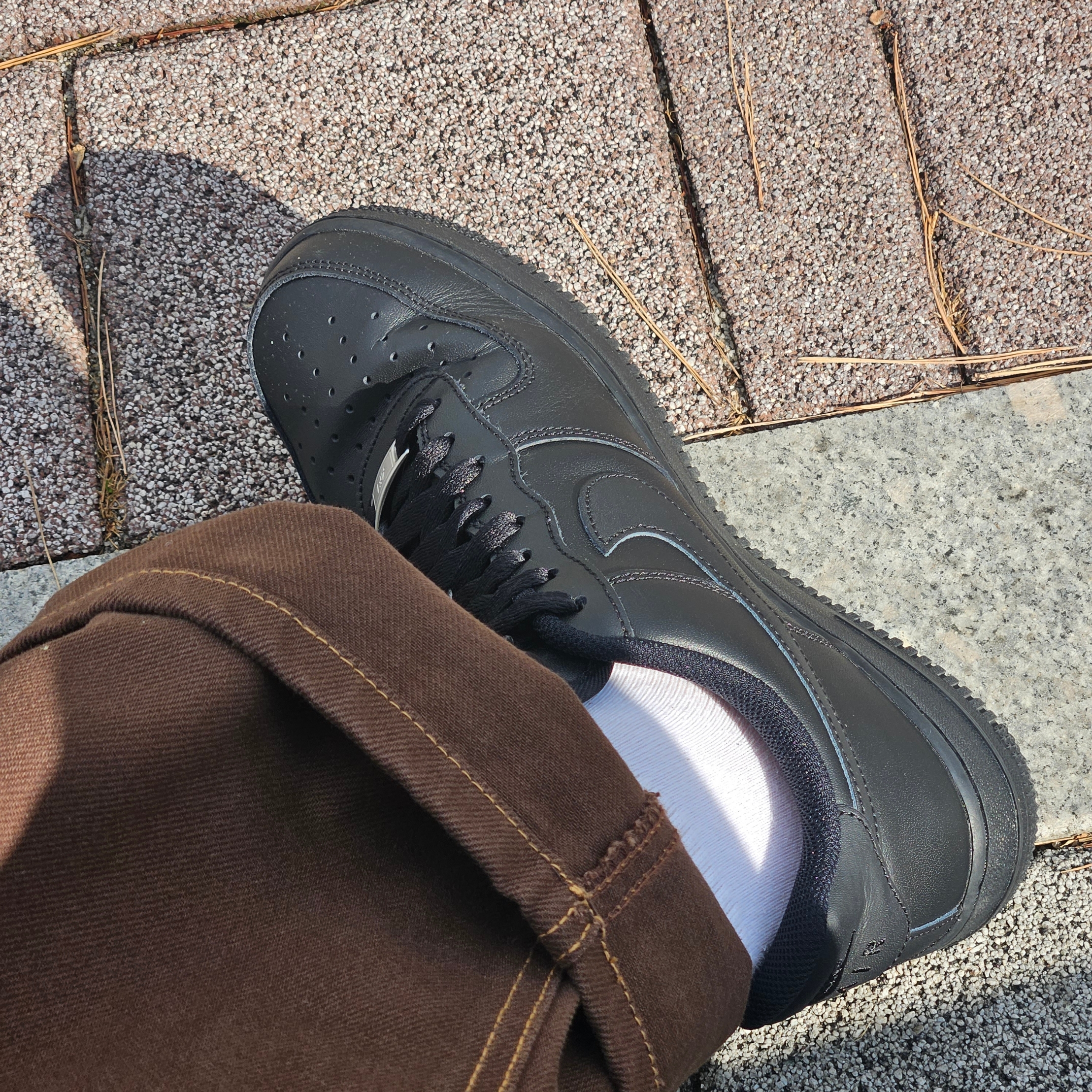 Nike Air Force 1 '07 Low Triple Black 착용 스타일