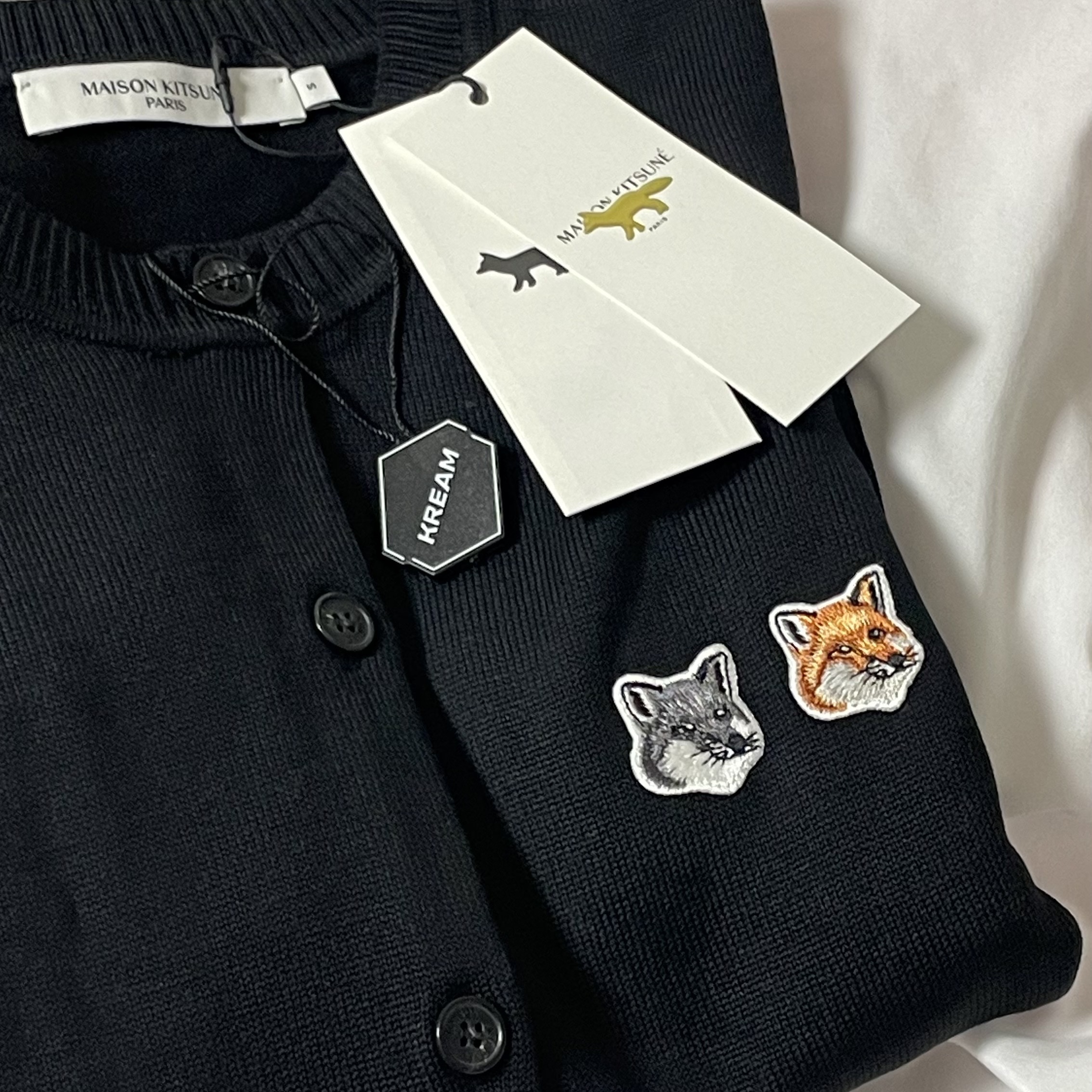(W) Maison Kitsune Double Fox Head Patch R-Neck Cardigan Black 착용 스타일 - 2