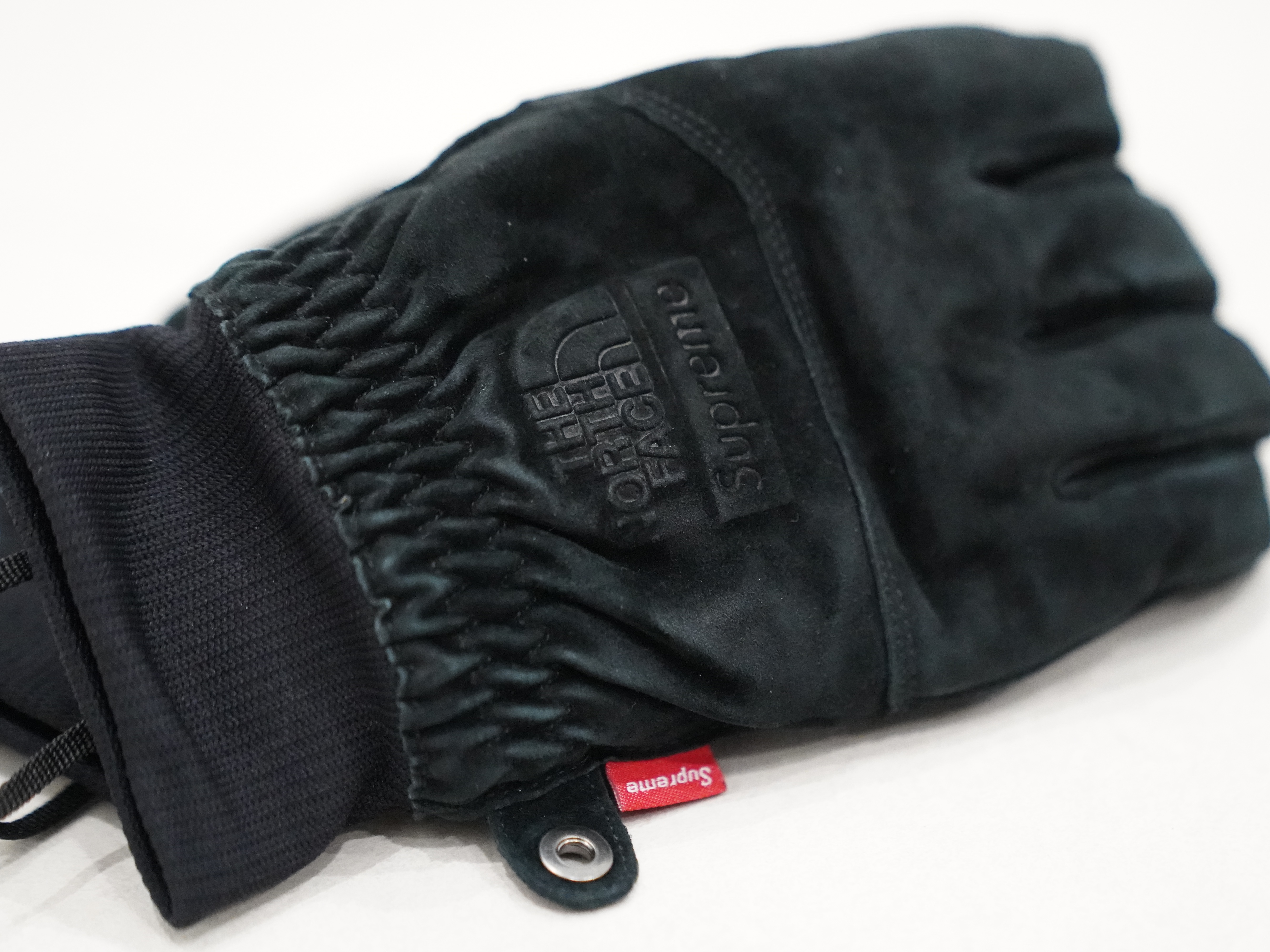 Supreme x The North Face Suede Glove Black - 23FW 착용 스타일 - 2