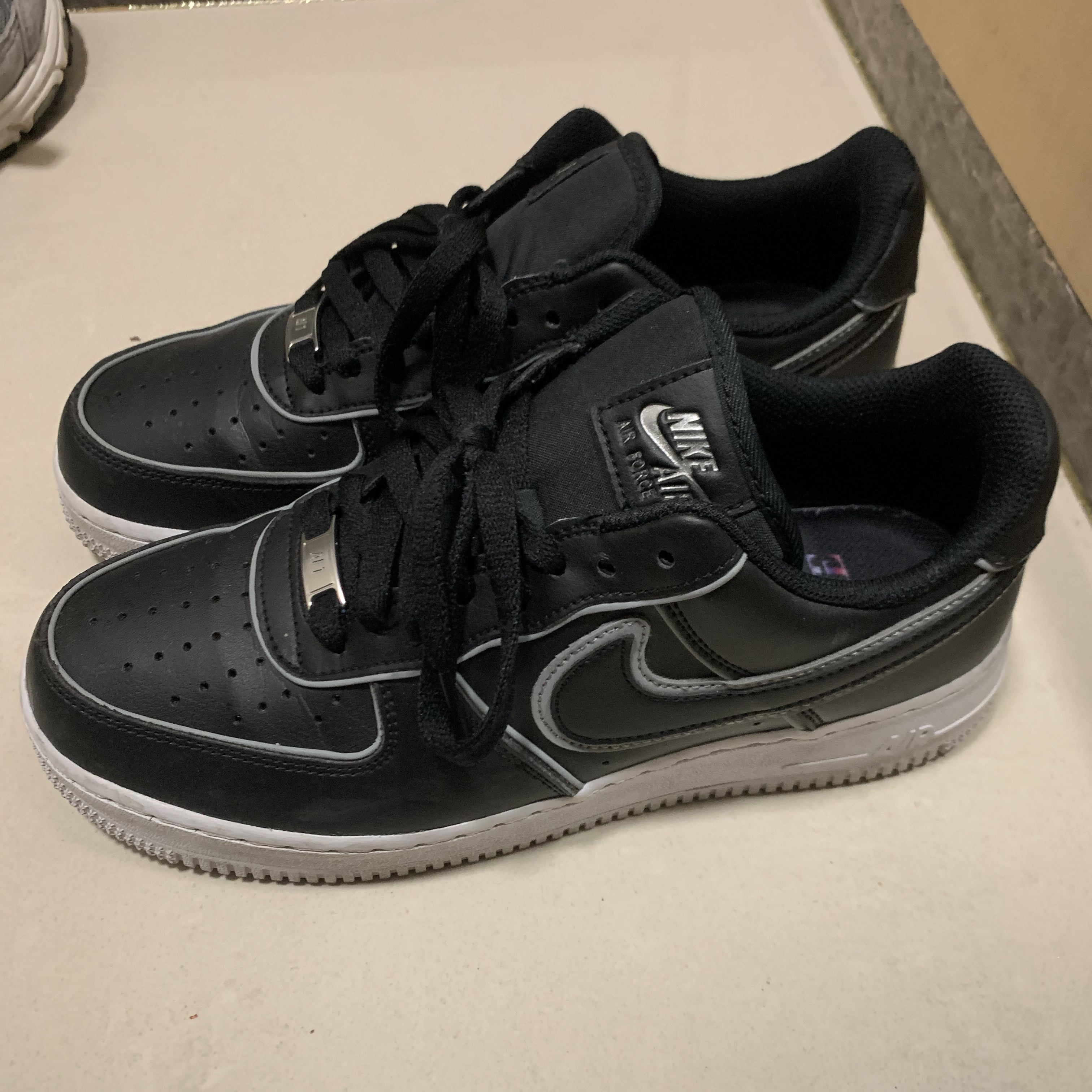 Nike Air Force 1 '07 LV8 Black White 착용 스타일