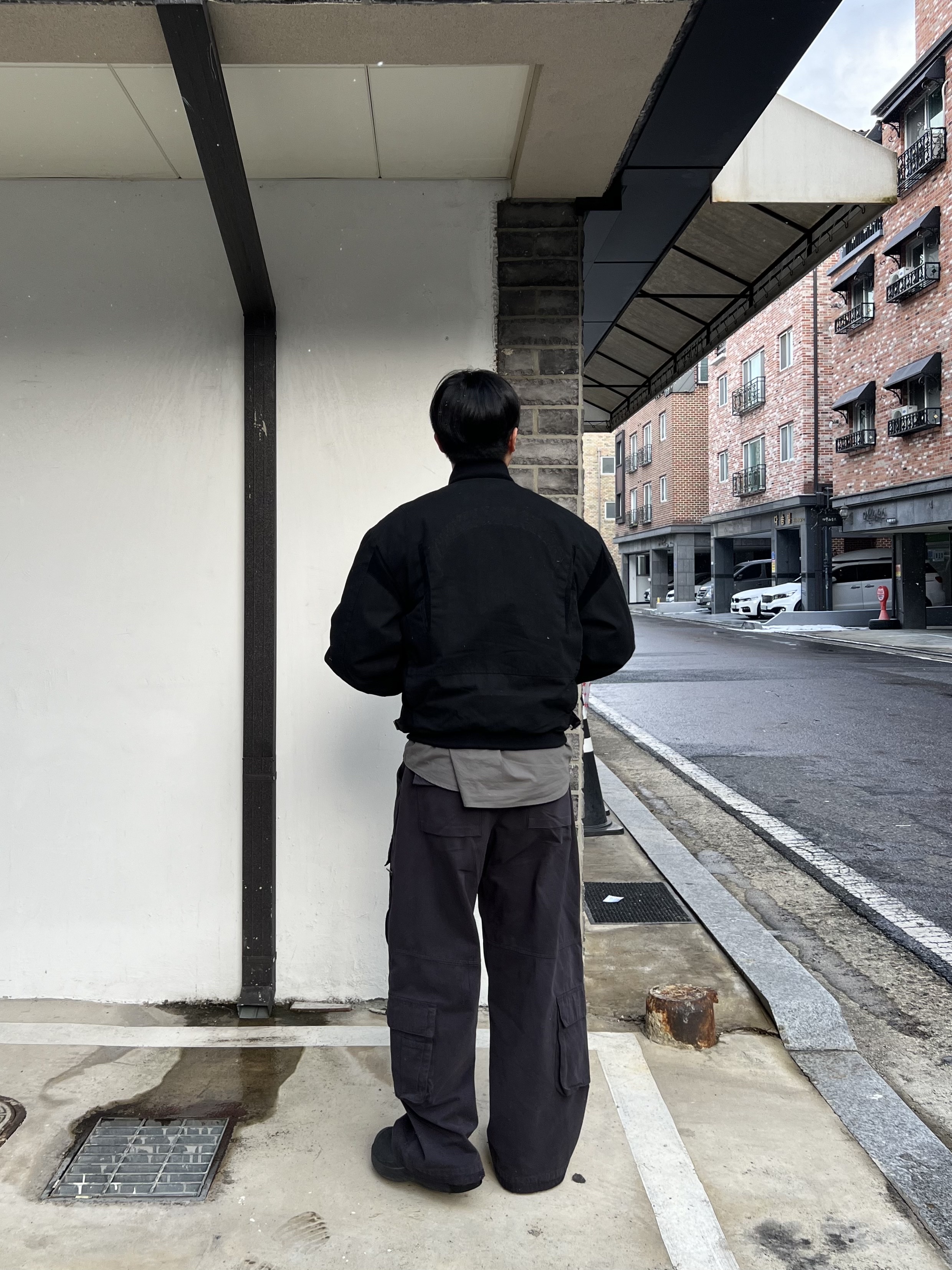 Polyteru x Nomanual Dyed Cargo Pants Charcoal 착용 스타일 - 5