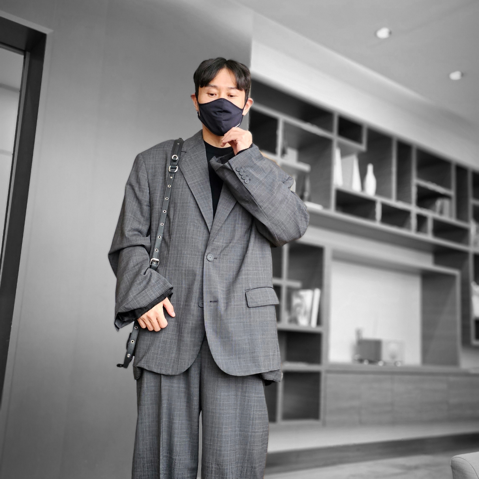 (W) Balenciaga Shredded Tailored Pants Grey, Balenciaga Skater Tailored Blazer Grey 착용 스타일 - 4