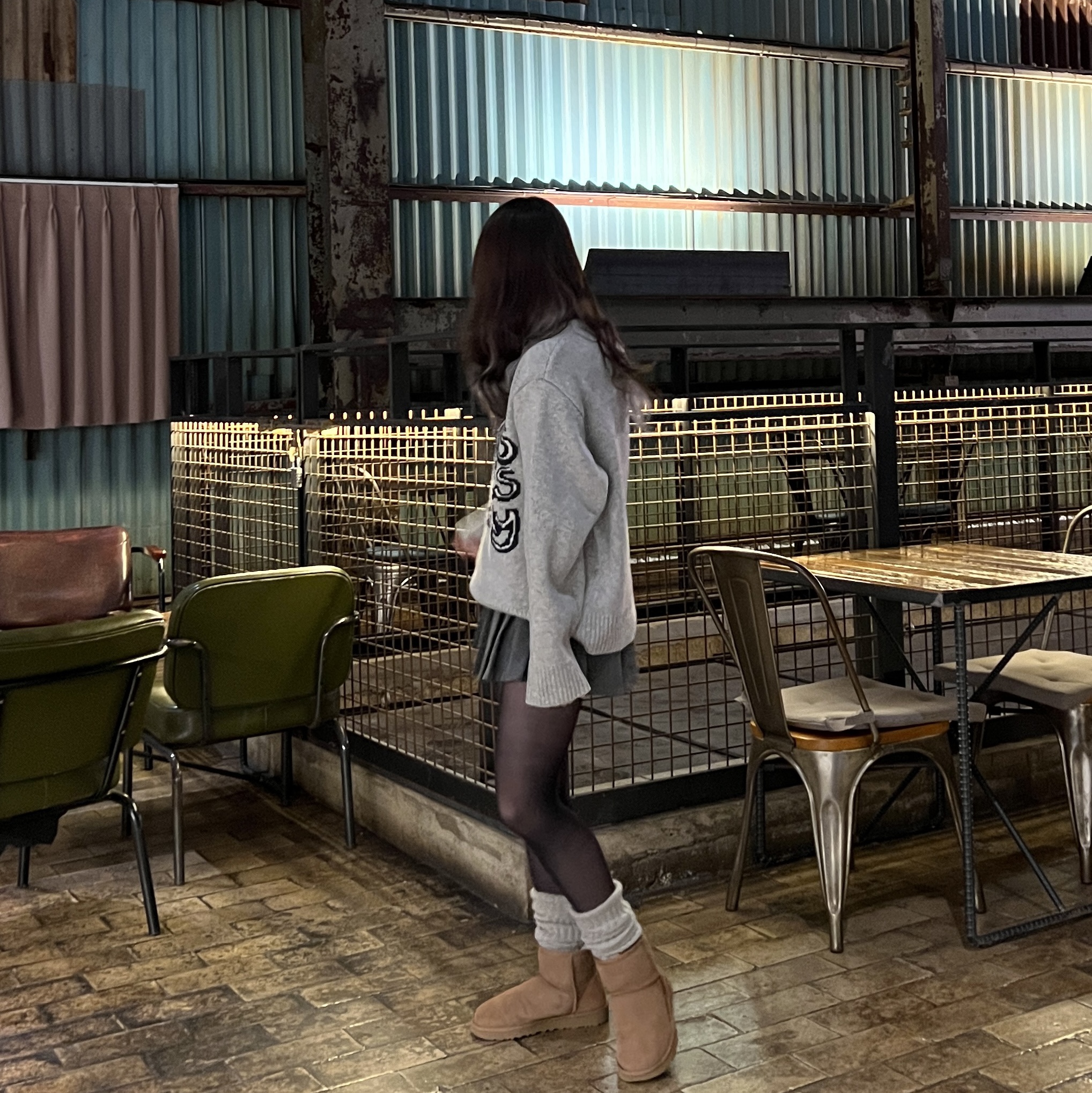(W) UGG Classic Mini II Boots Chestnut 착용 스타일 - 4