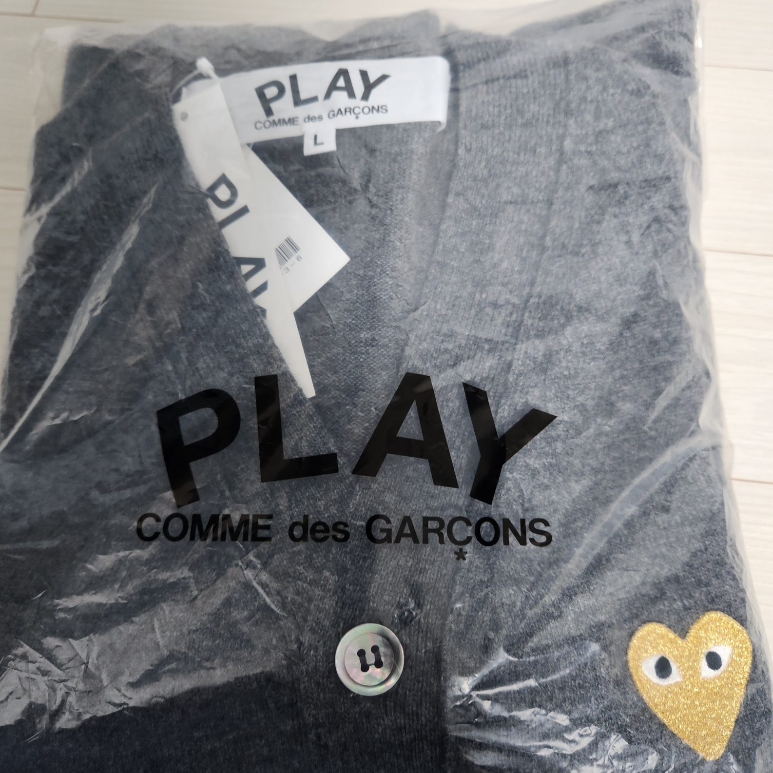 Play Comme des Garcons Gold Heart Knit Cardigan Mid Grey 착용 스타일