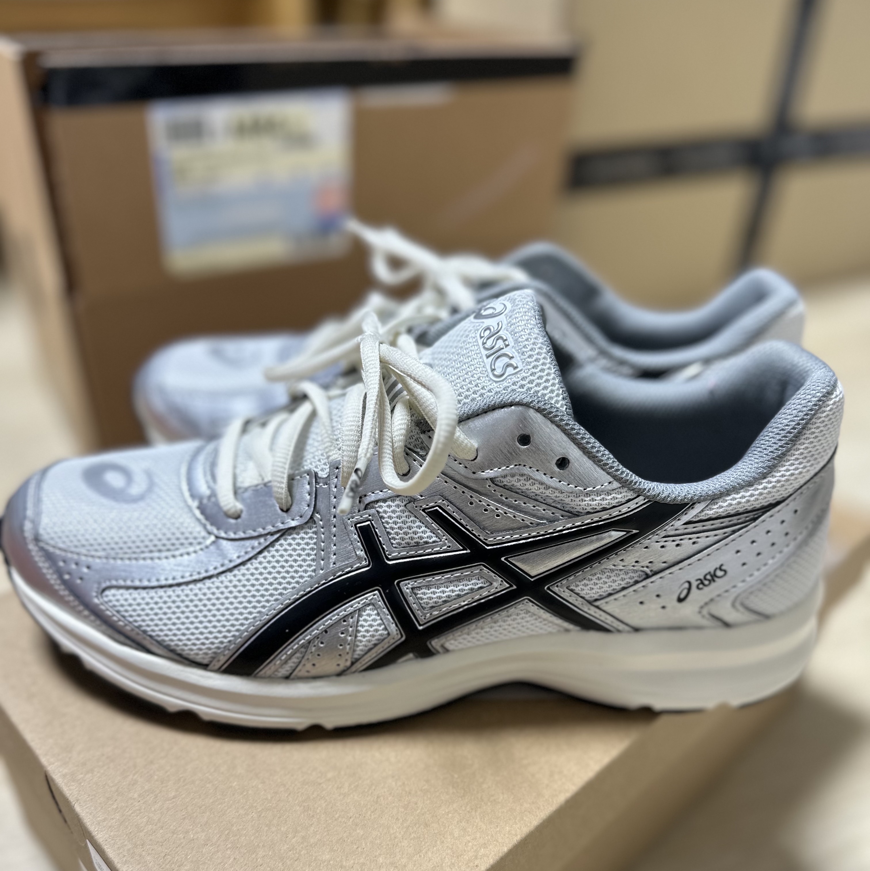 Asics Jog 100 S White Black - 2E Wide 착용 스타일 - 1