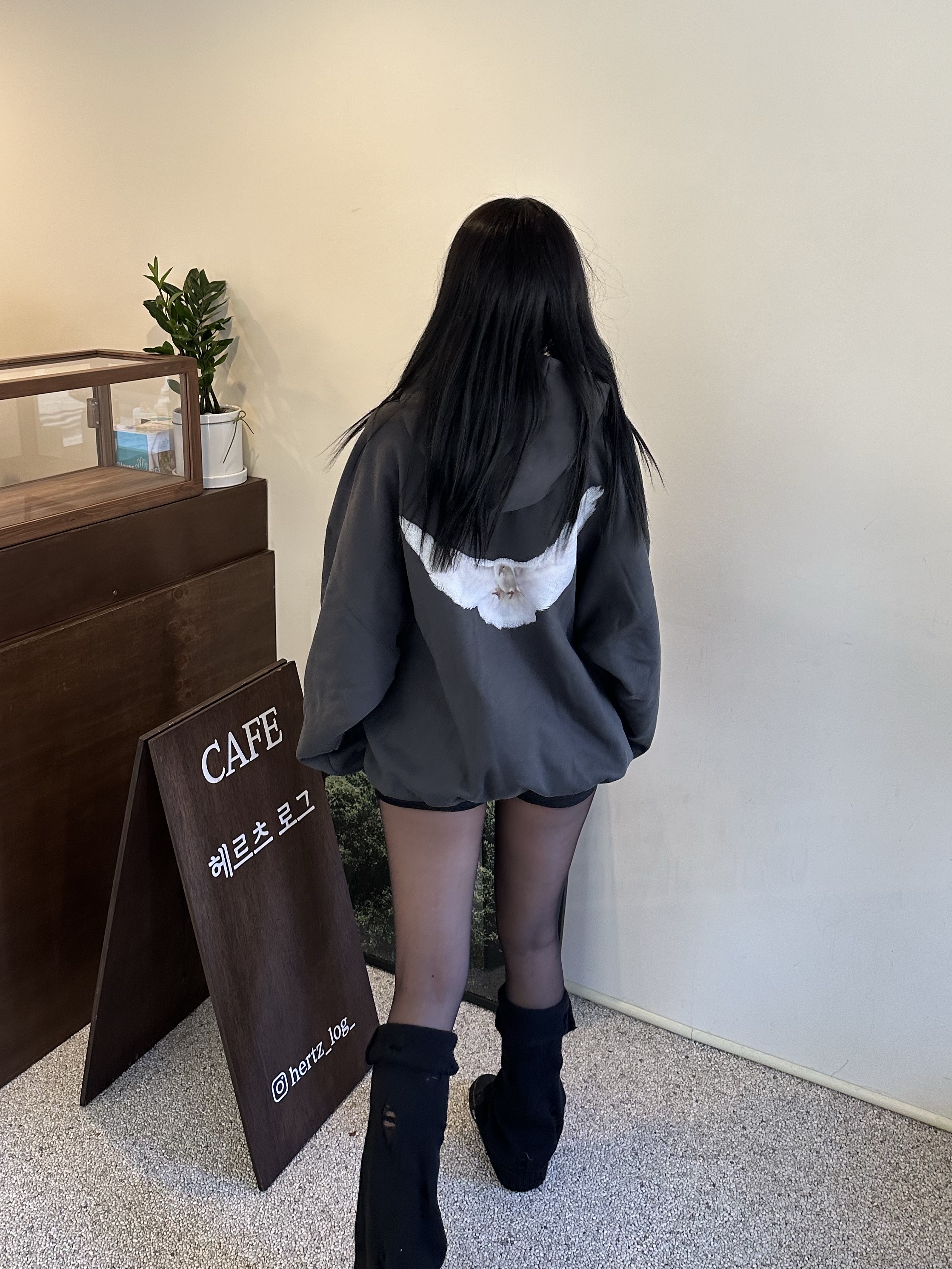 Yeezy Gap Engineered By Balenciaga Dove Hoodie Black, Jordan 1 x Travis Scott Retro Low OG SP Black Phantom 착용 스타일 - 5