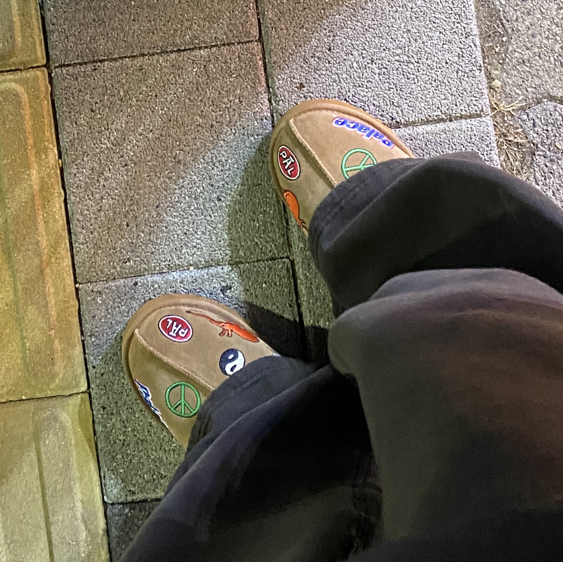 UGG x Palace Tasman Slipper Chestnut 착용 스타일