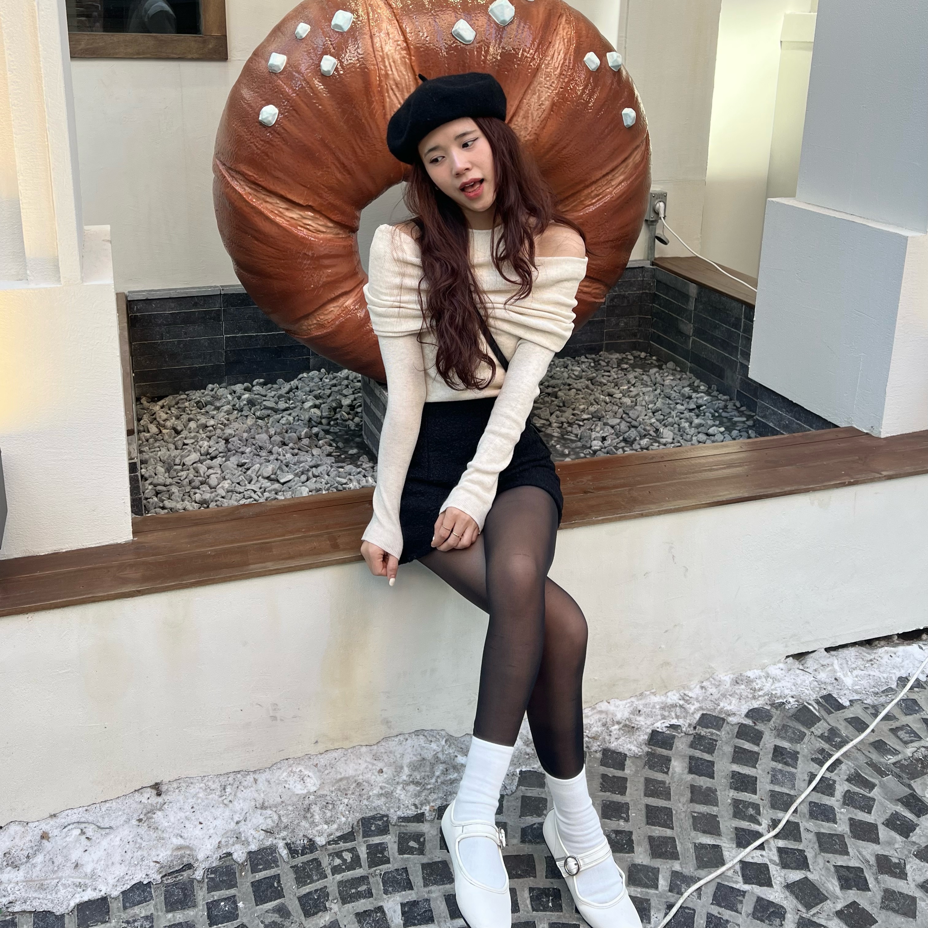 자크뮈스 르 치키토 시그니쳐 레더 미니 핸드백 블랙 착용 스타일 - 1