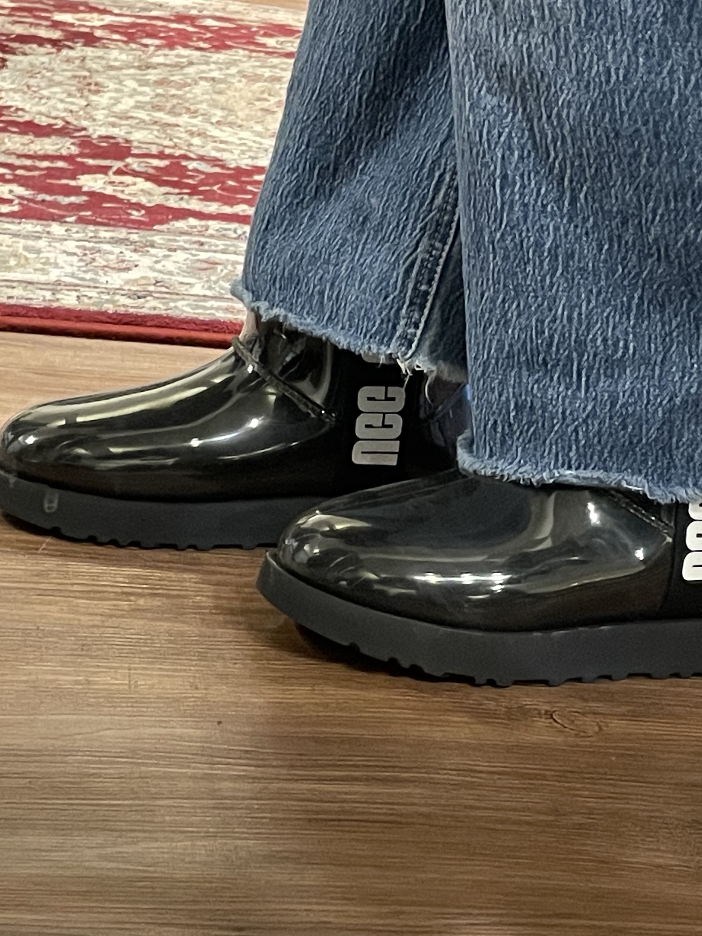 (W) UGG Classic Clear Mini Boots Black 착용 스타일 - 3