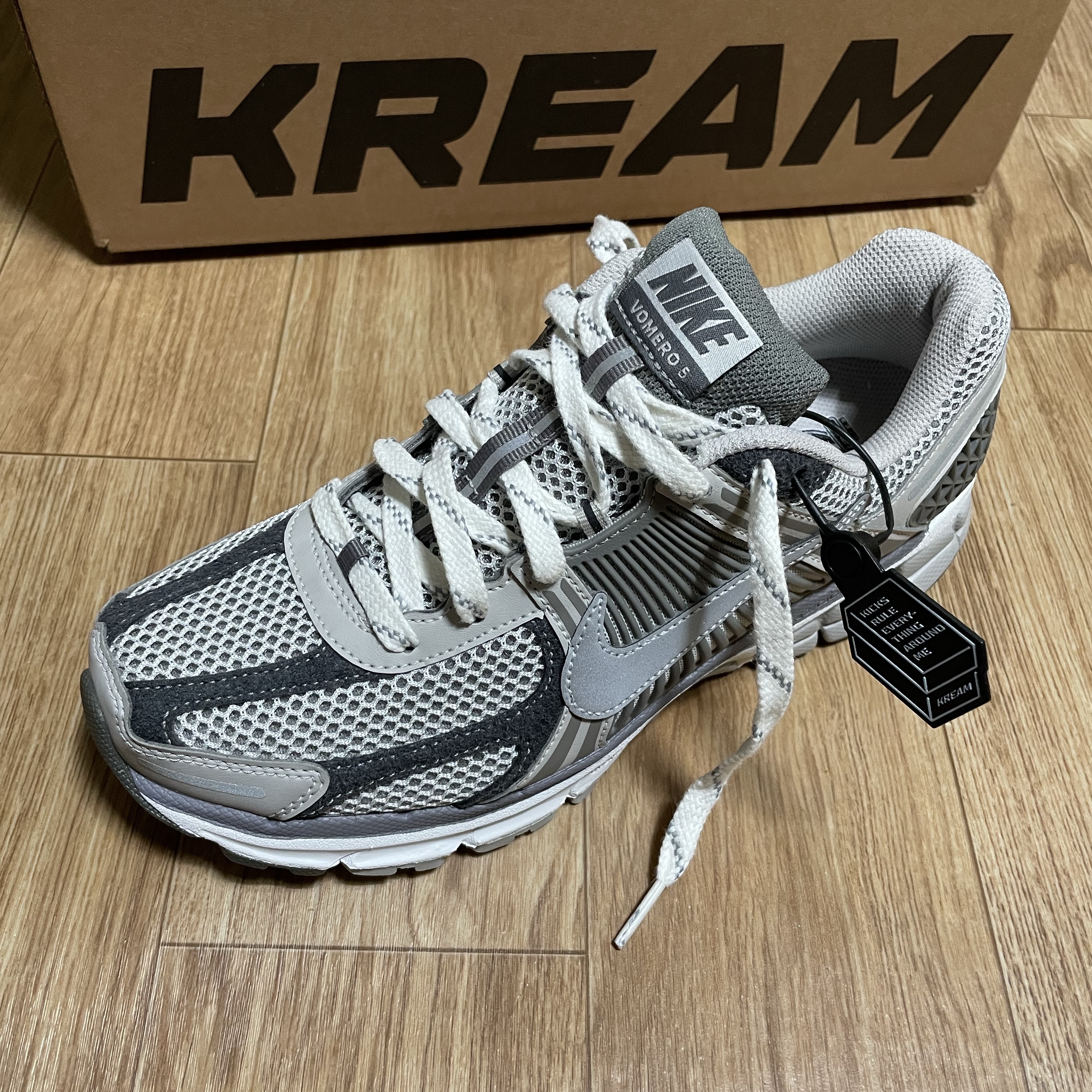 Nike Zoom Vomero 5 PRM Light Iron Ore and Flat Fewter 착용 스타일