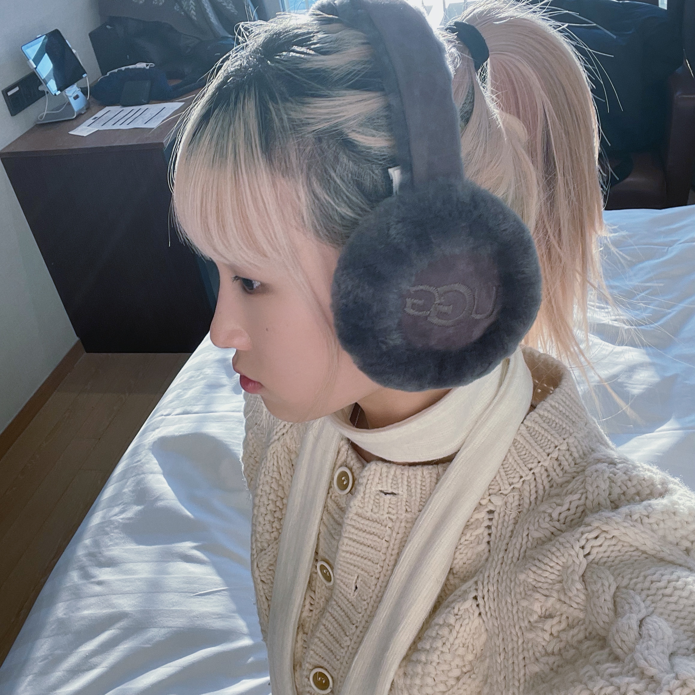 (W) UGG Embroidered Logo Earmuff Metal 착용 스타일