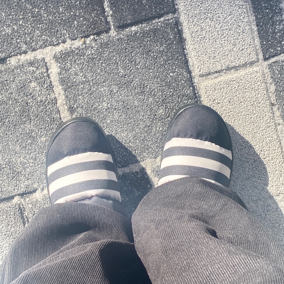 Adidas Puffylette Core Black 착용 스타일