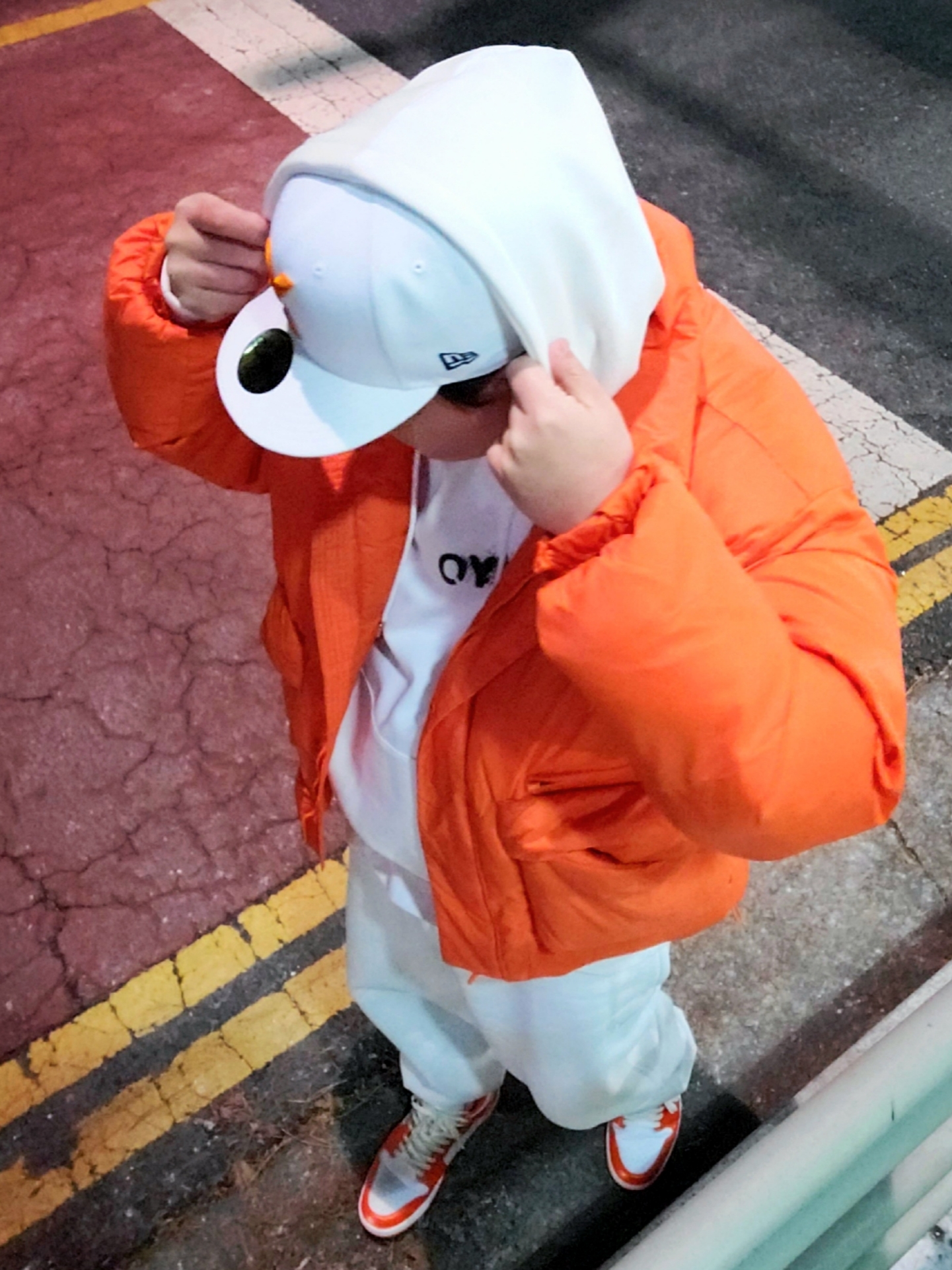 Jordan 1 Mid SE Electro Orange, Nike NRG Solo Swoosh Fleece Pants Summit White - Asia 착용 스타일 - 1