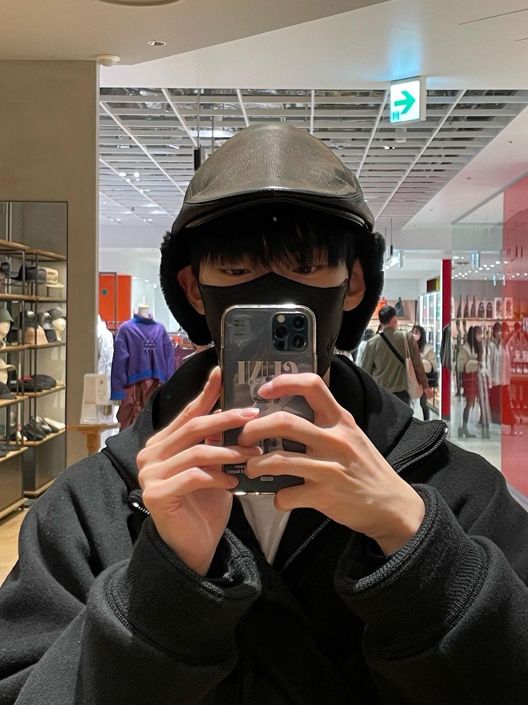Jacquemus La Cagoule Bricciola Puffed Ear Flap Hat Navy, Palace Posh Earflap Cap Black - 22FW 착용 스타일 - 3