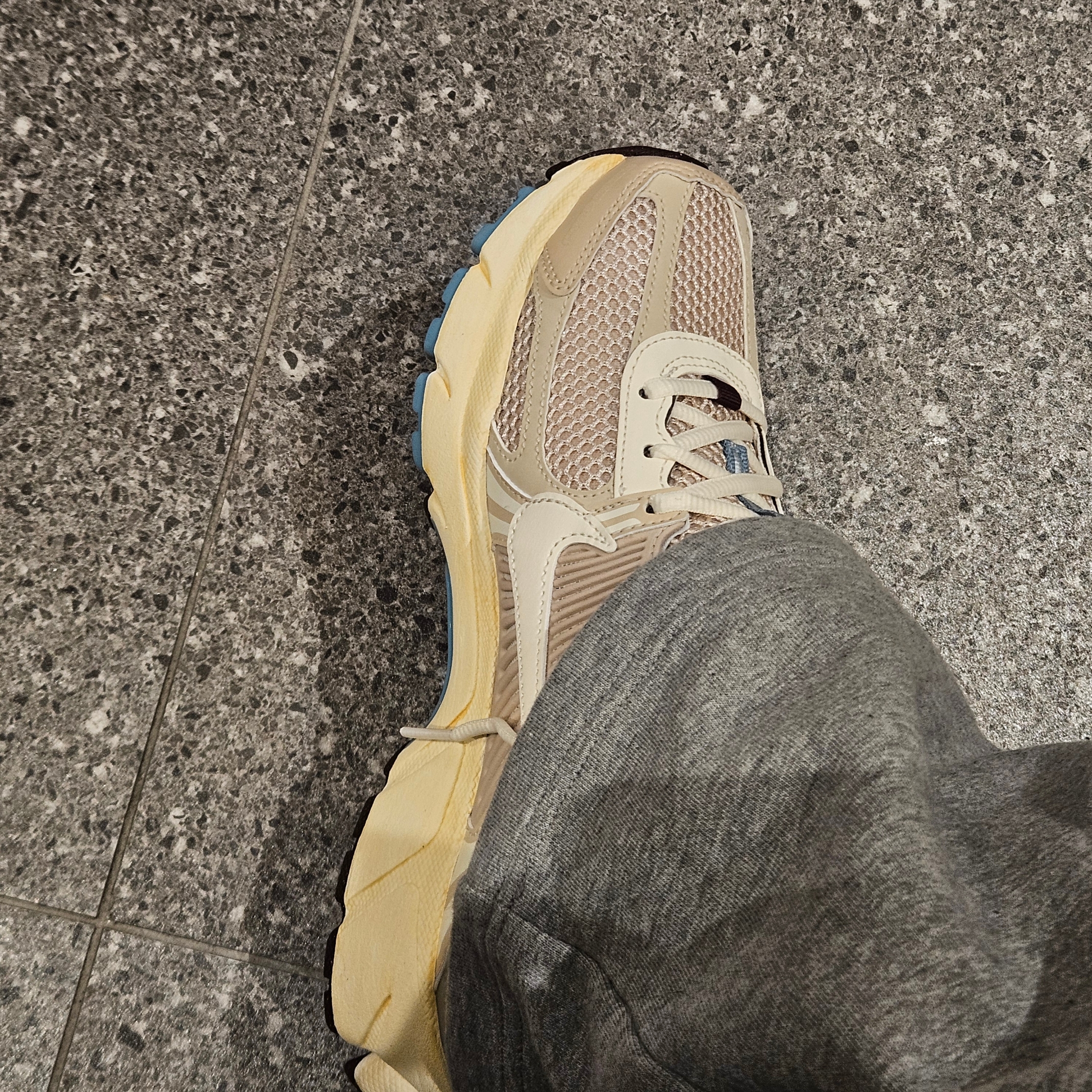 (W) Nike Zoom Vomero 5 Oatmeal, Jordan 1 Low Kkachi 착용 스타일 - 2