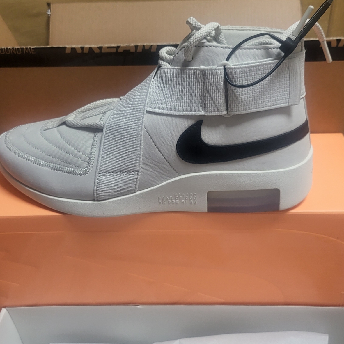 Nike x Fear of God Air Fear of God Raid Light Bone 착용 스타일 - 1