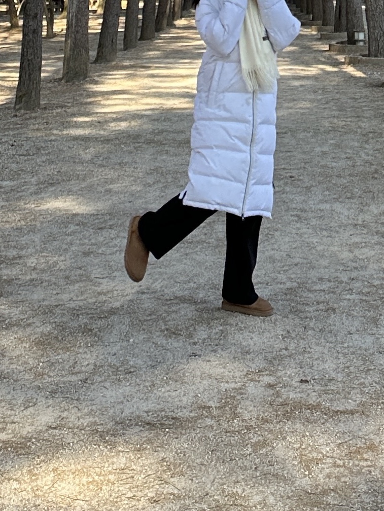 (W) UGG Classic Ultra Mini Boots Chestnut 착용 스타일 - 2