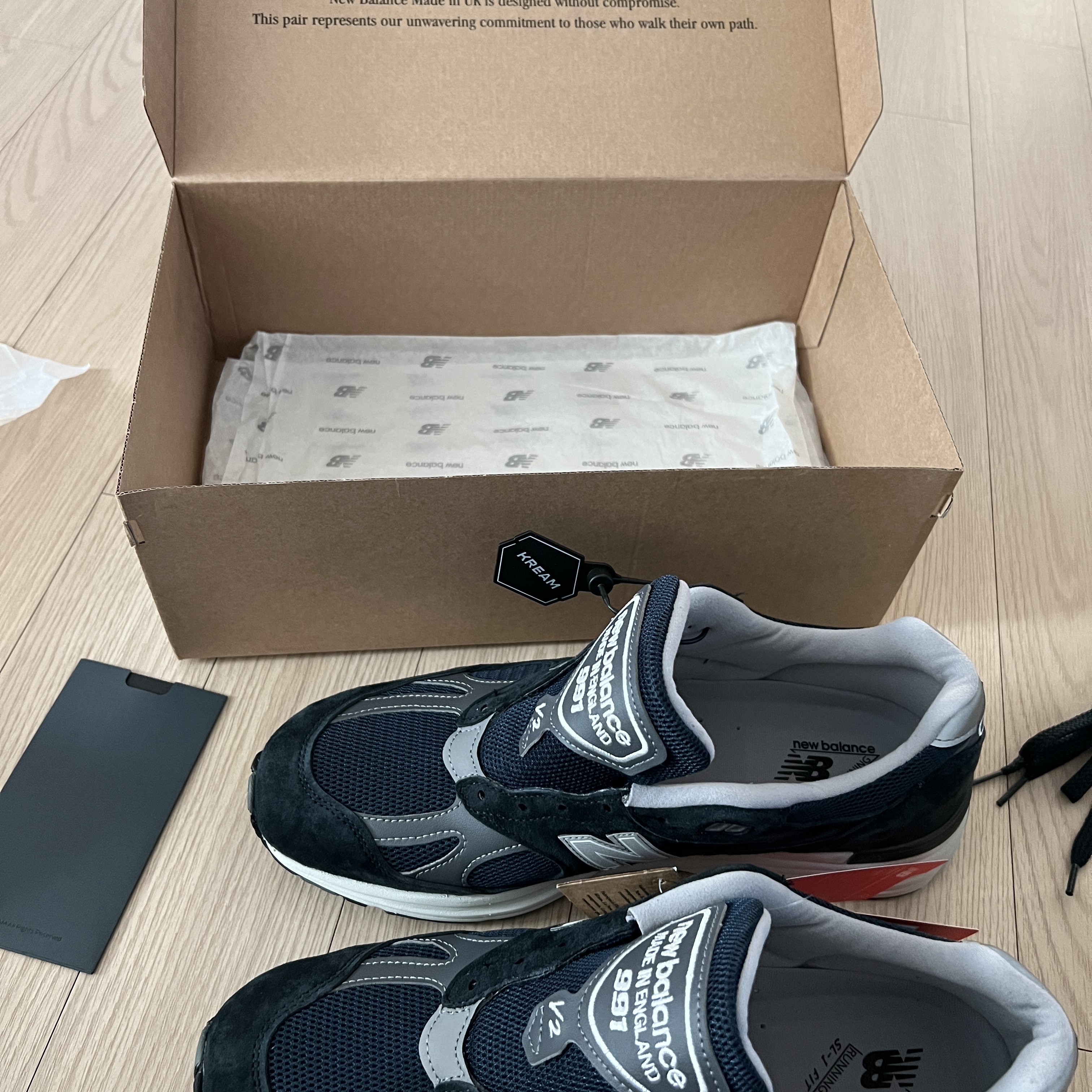 New Balance 991v2 Made in UK Dark Navy Smoked Pearl 착용 스타일 - 1