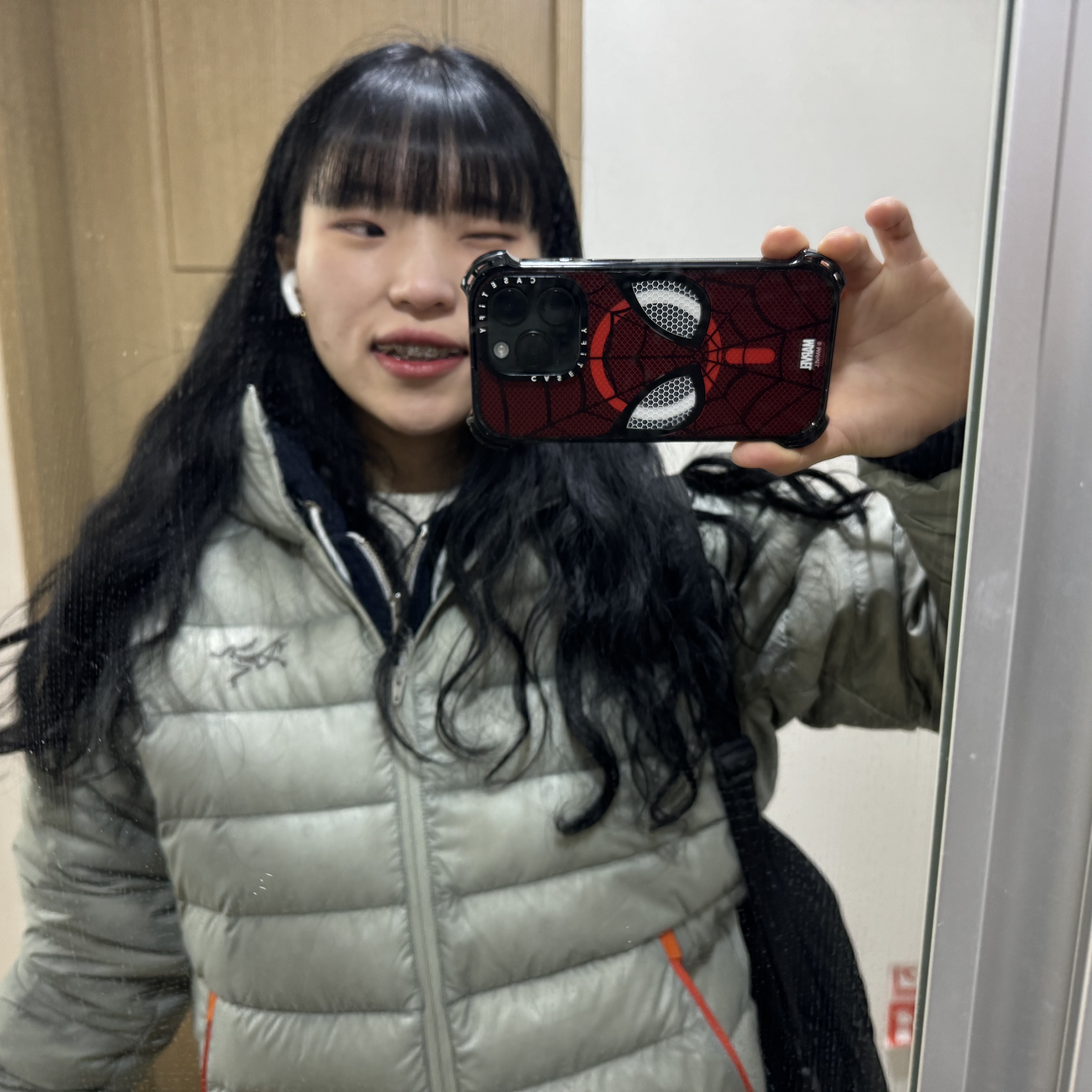 아크테릭스 세륨 후디 해비타트, 메종 키츠네 트라이컬러 폭스 패치 후드 집업 네이비 착용 스타일 - 2
