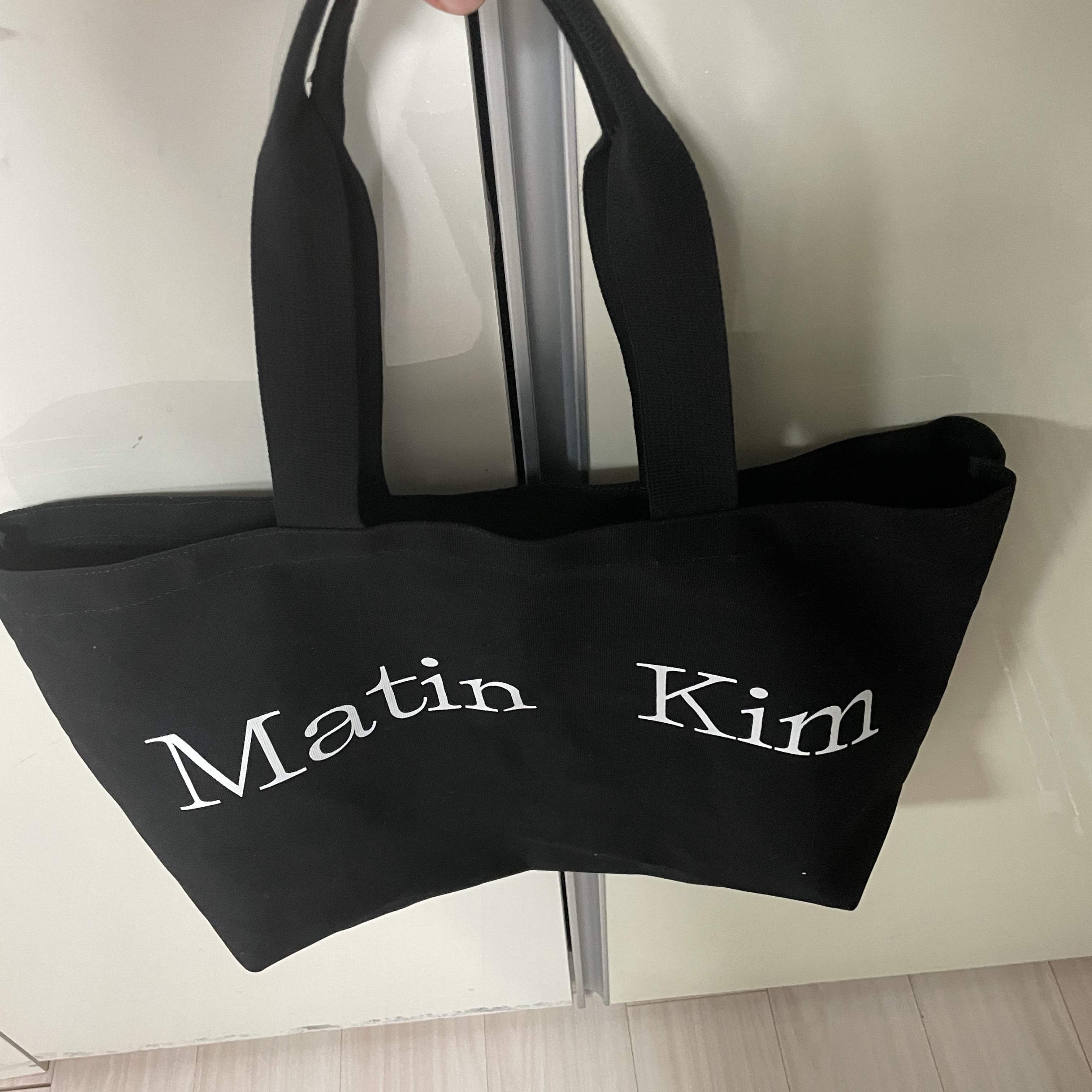 Matin Kim Matin Logo Ecobag Black 착용 스타일