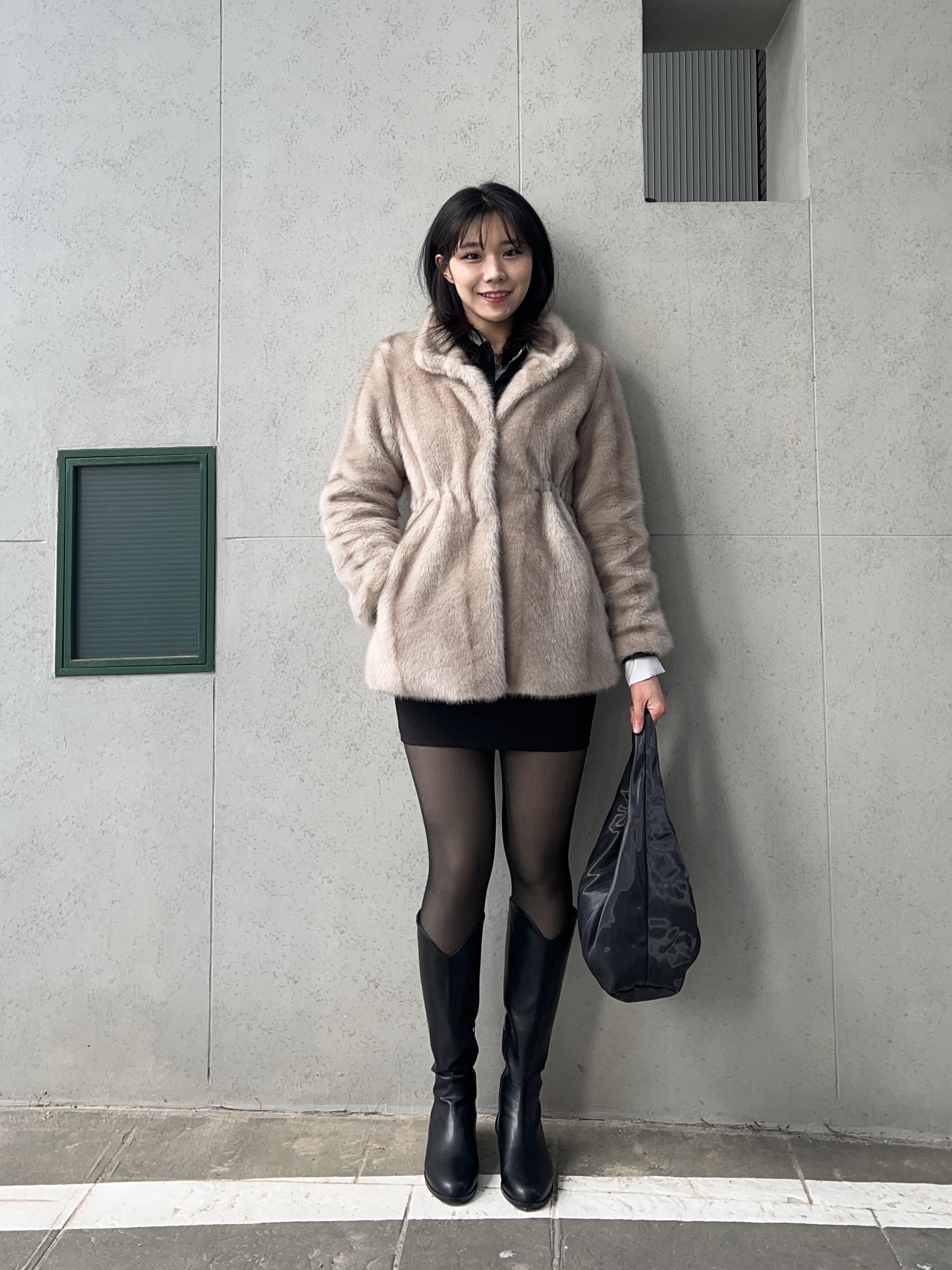 COS Mini High-Shine Shoulder Bag Navy 착용 스타일 - 3