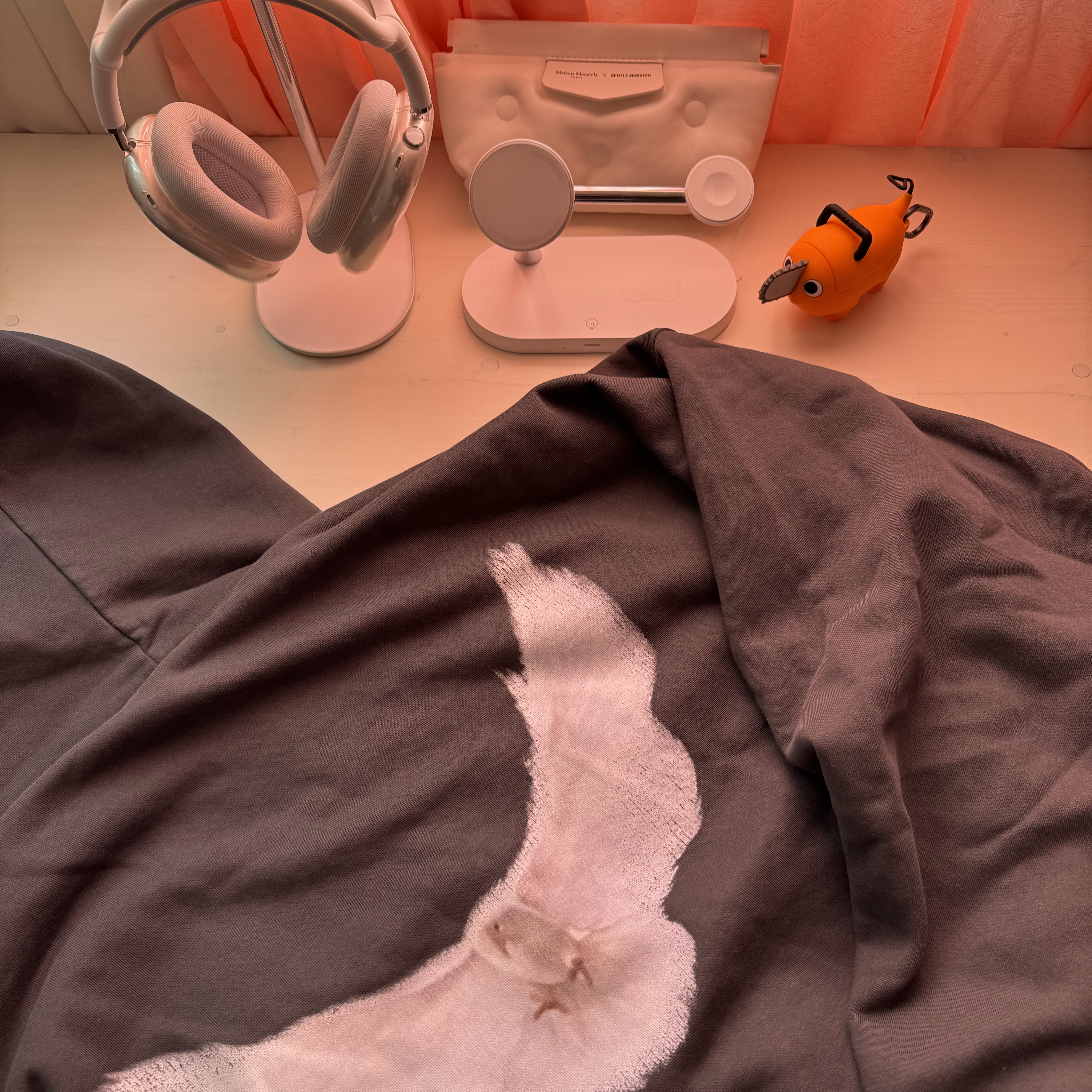 Yeezy Gap Engineered By Balenciaga Dove Hoodie Black 착용 스타일 - 2