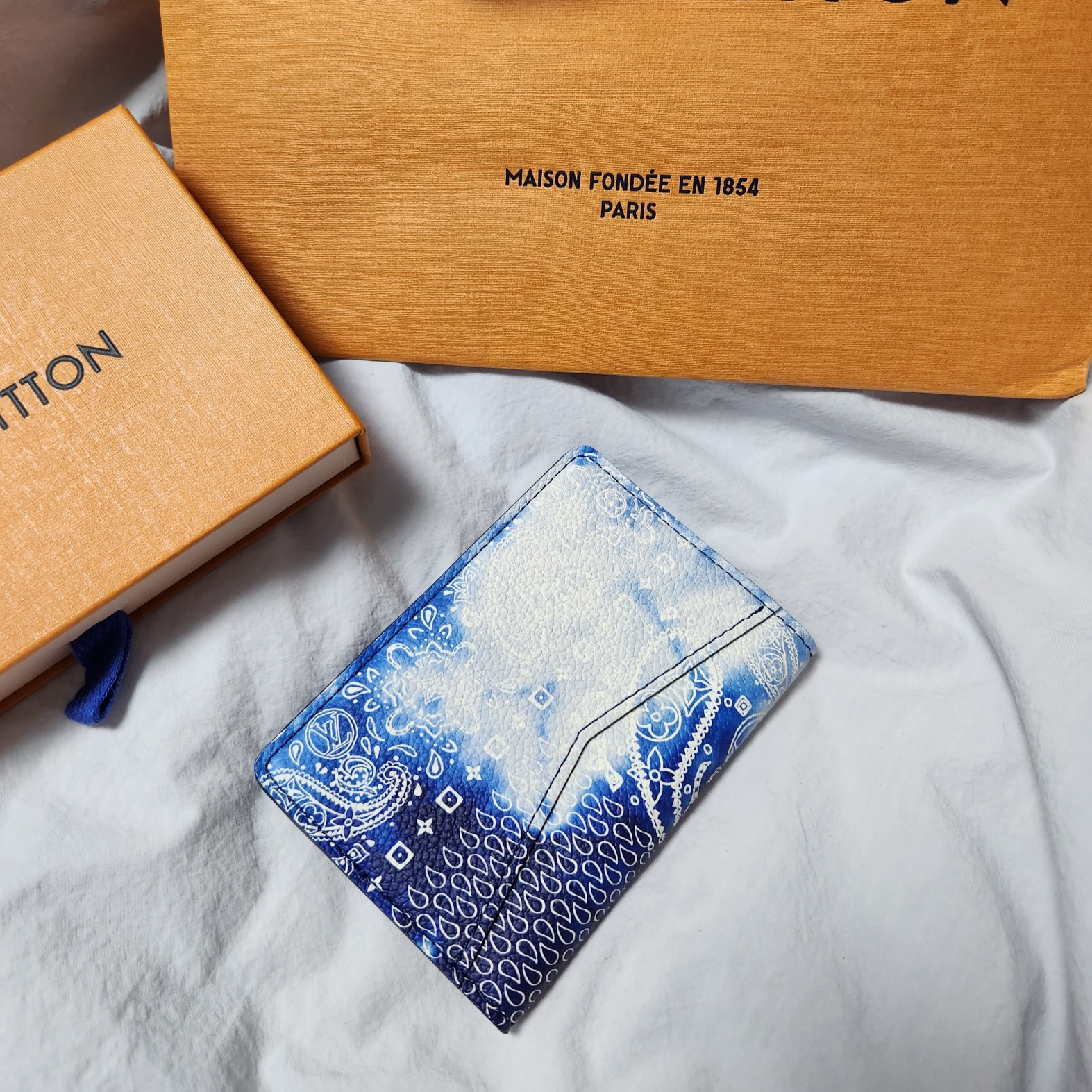 Louis Vuitton Monogram Bandana Pocket Organizer Blue 착용 스타일 - 4