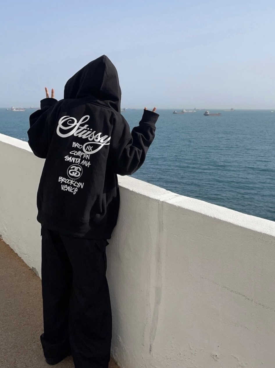 Stussy World Tour Zip Hoodie Black 2023, Nike x Ambush Air Force 1 Low SP Black 착용 스타일 - 2