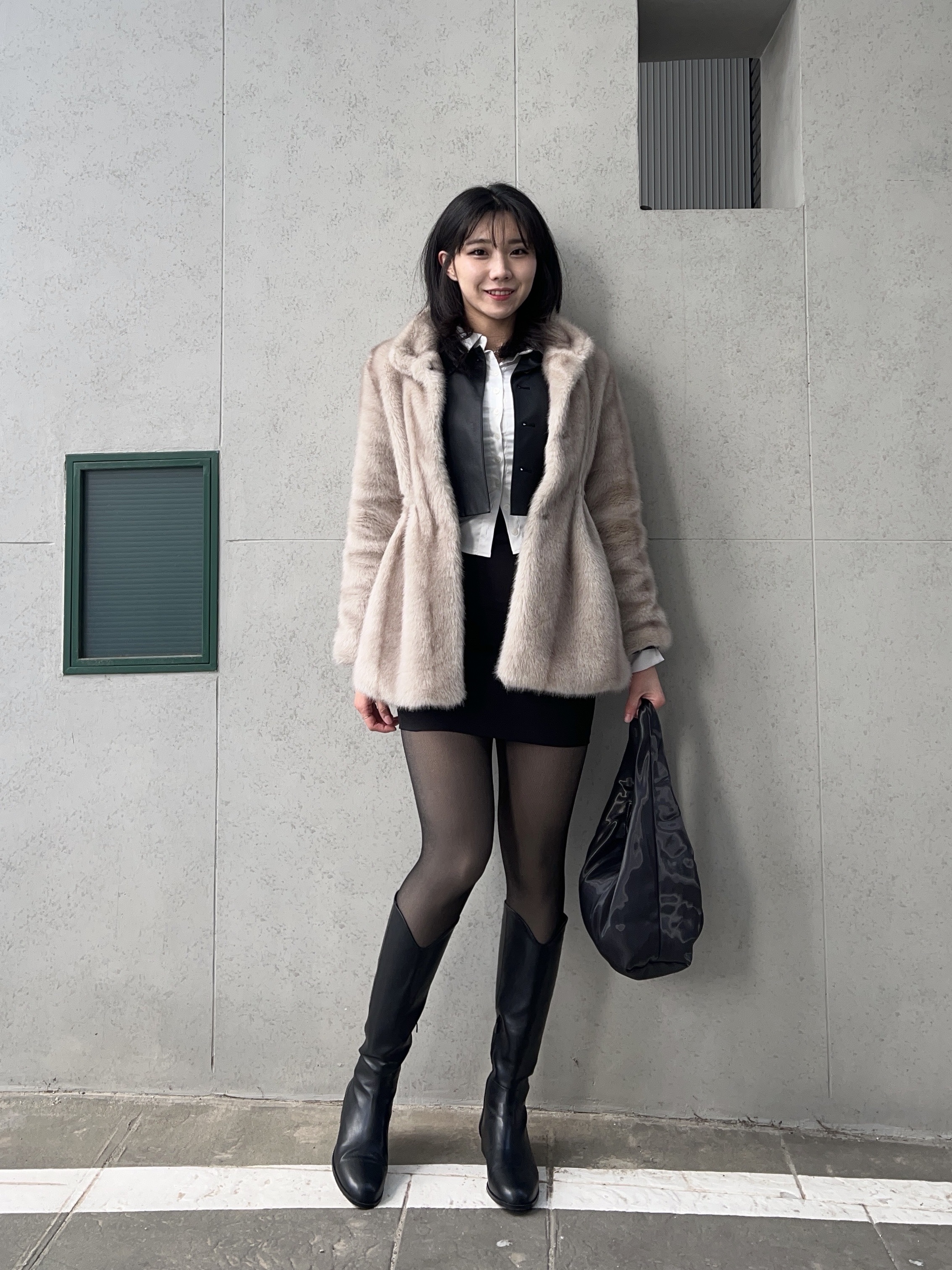COS Mini High-Shine Shoulder Bag Navy 착용 스타일 - 1