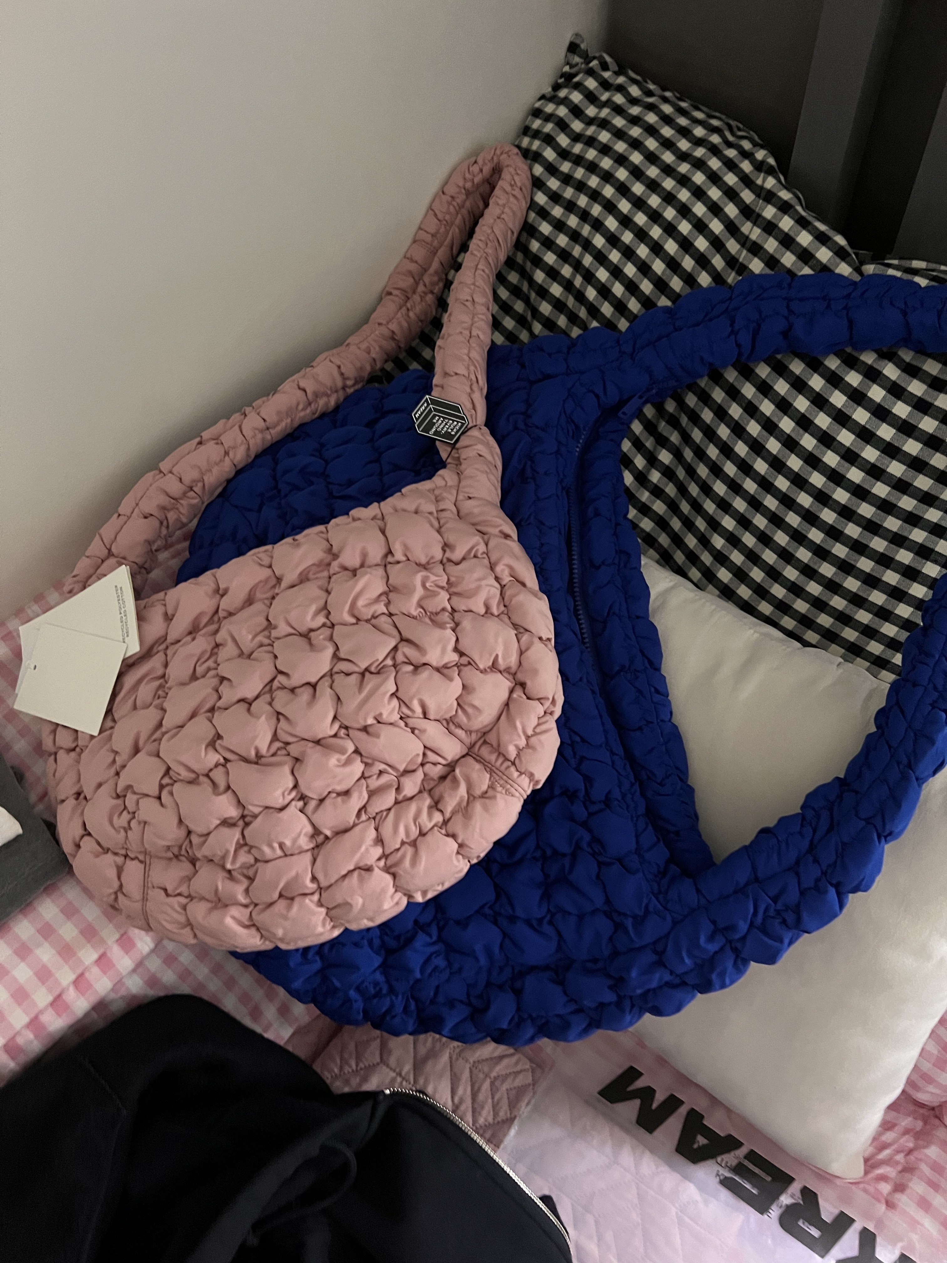 COS Quilted Messenger Bag Pink 착용 스타일 - 2