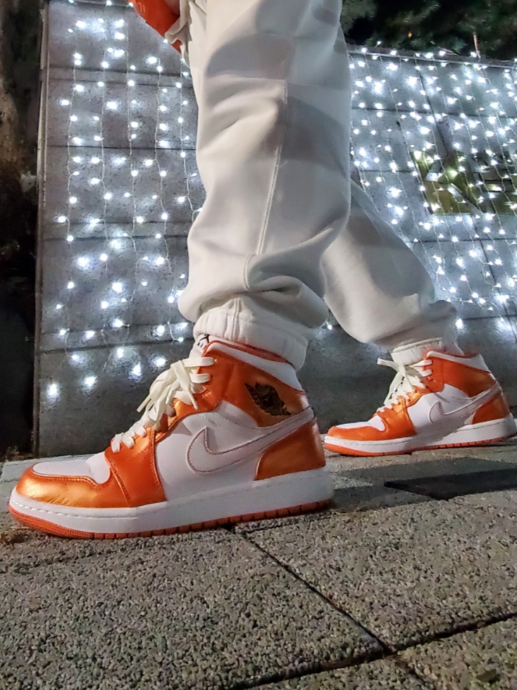 Jordan 1 Mid SE Electro Orange, Nike NRG Solo Swoosh Fleece Pants Summit White - Asia 착용 스타일 - 2
