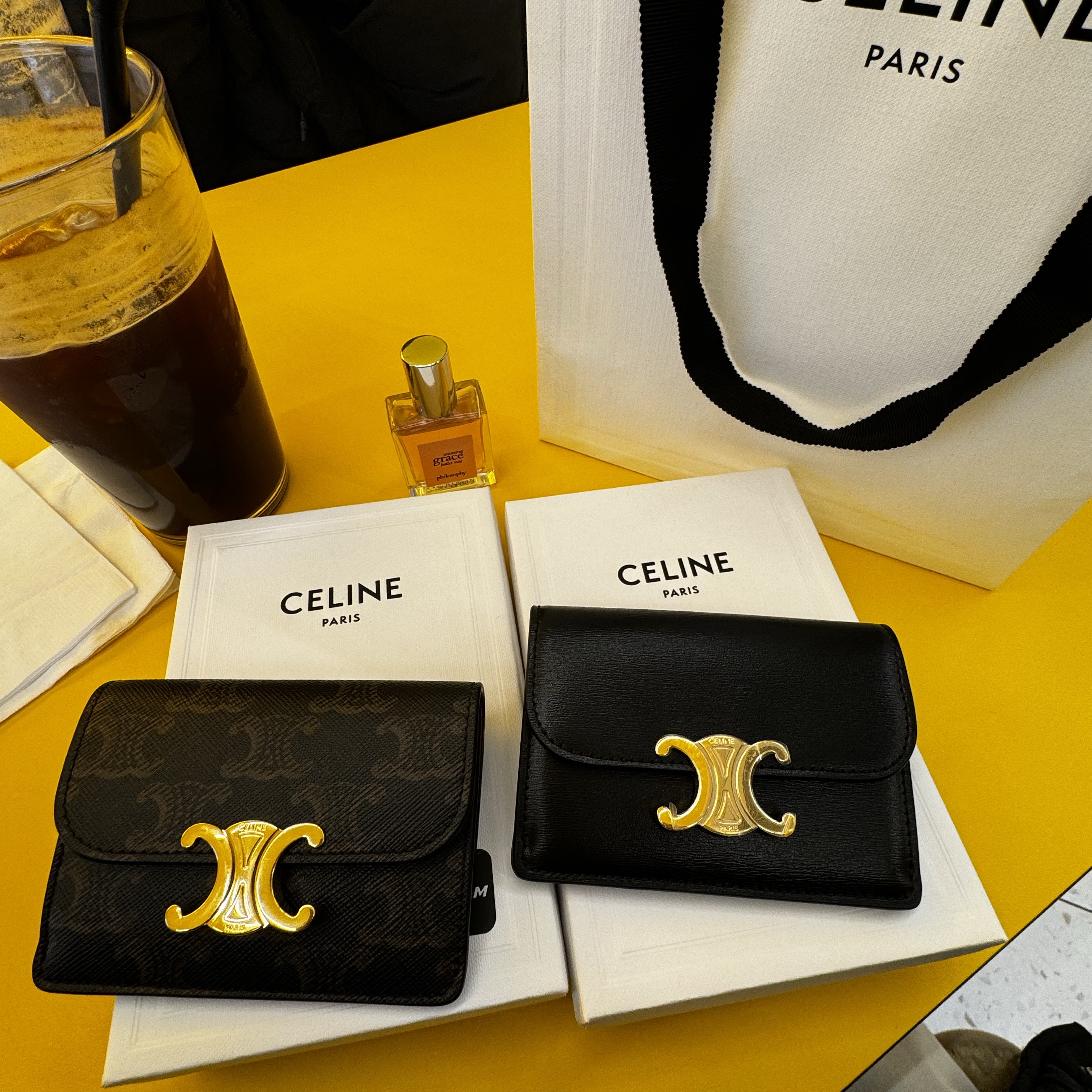 Celine Card Holder with Flap in Triomphe Canvas Tan, Celine Card Holder with Flap in Shiny Calfskin Black 착용 스타일
