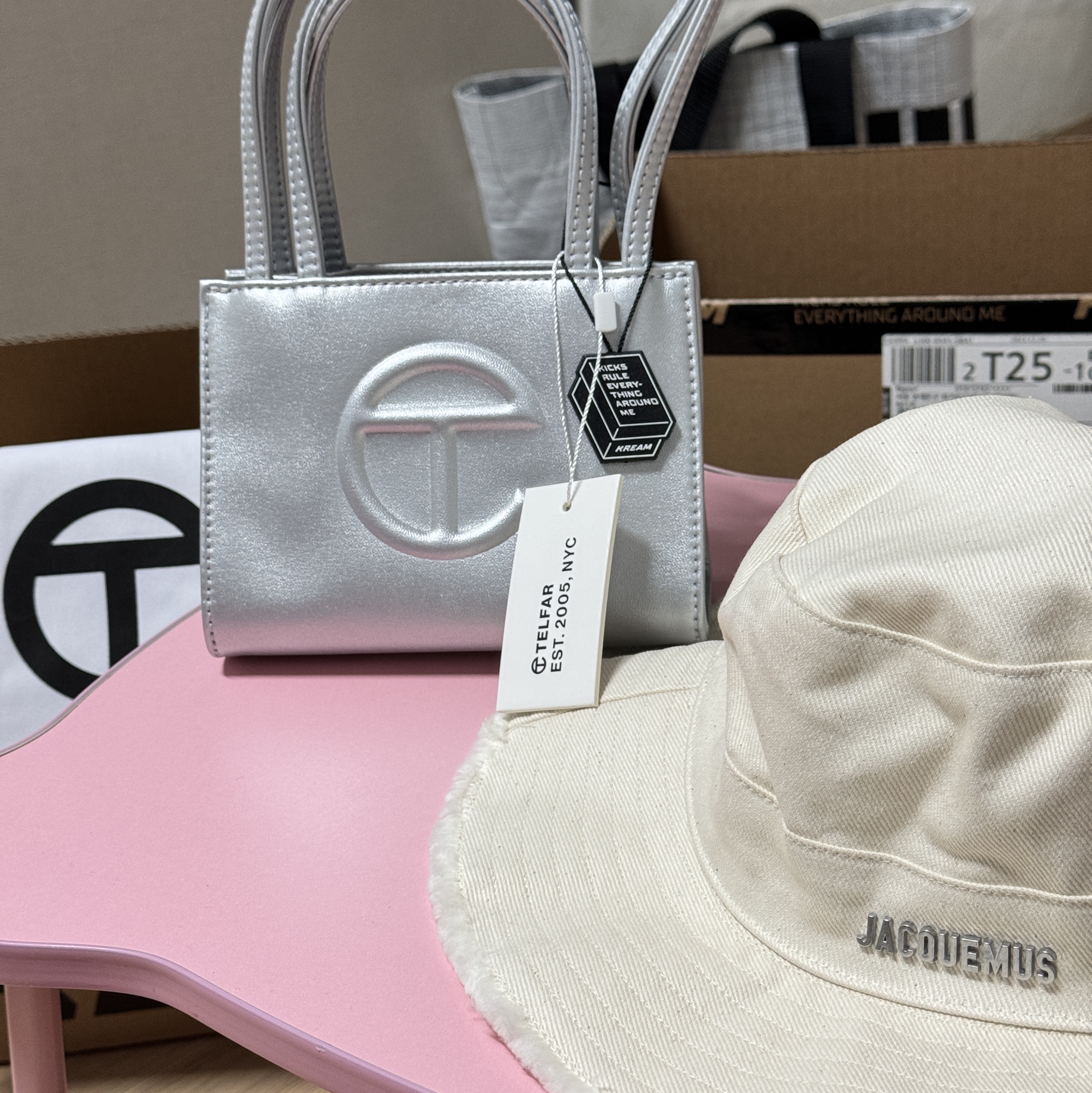 Telfar Small Shopping Bag Silver, Jacquemus Le Bob Artichaut Bucket Hat Off White 착용 스타일