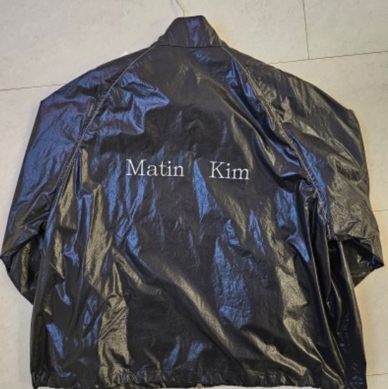 (W) Matin Kim Logo Coating Jumper Black 착용 스타일