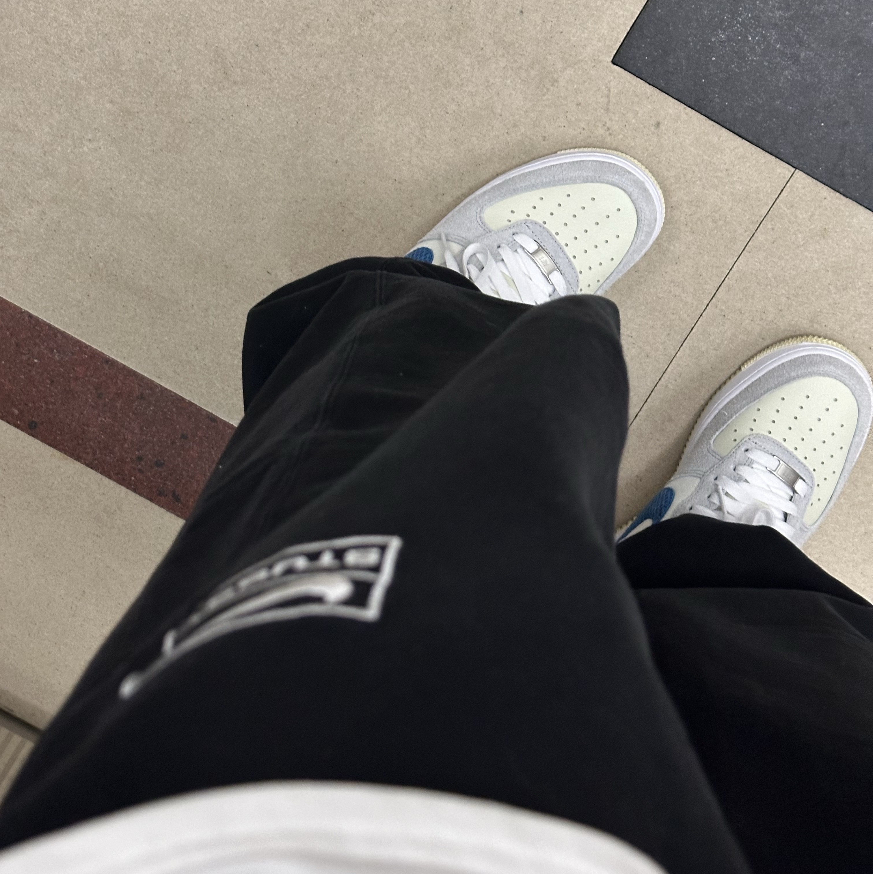 Nike x Undefeated Air Force 1 Low SP 5 On It, Nike x Stussy Washed Fleece Pants Black (FN5235-010) 착용 스타일 - 1