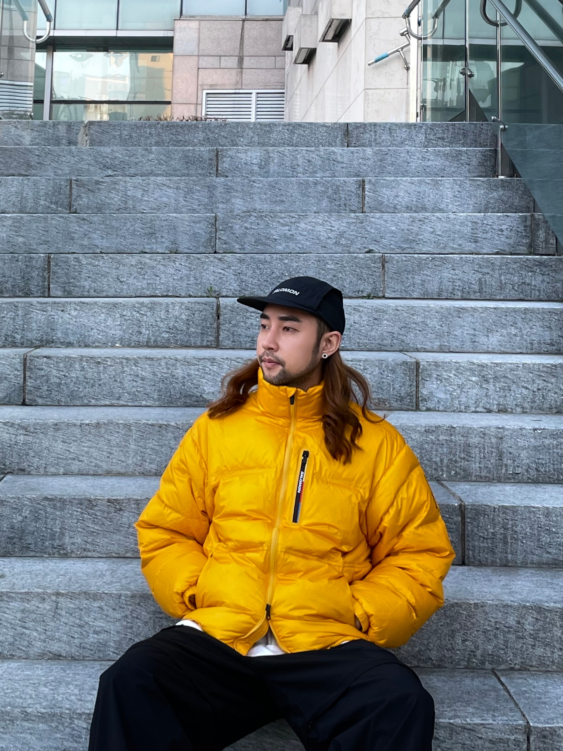 Salomon Contour Down Jacket Yellow, Salomon XT-6 Pewter Aurora Red 착용 스타일 - 1