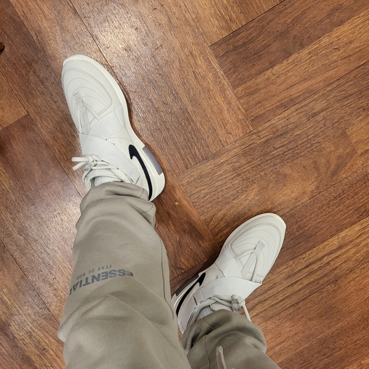 Nike x Fear of God Air Fear of God Raid Light Bone 착용 스타일 - 2