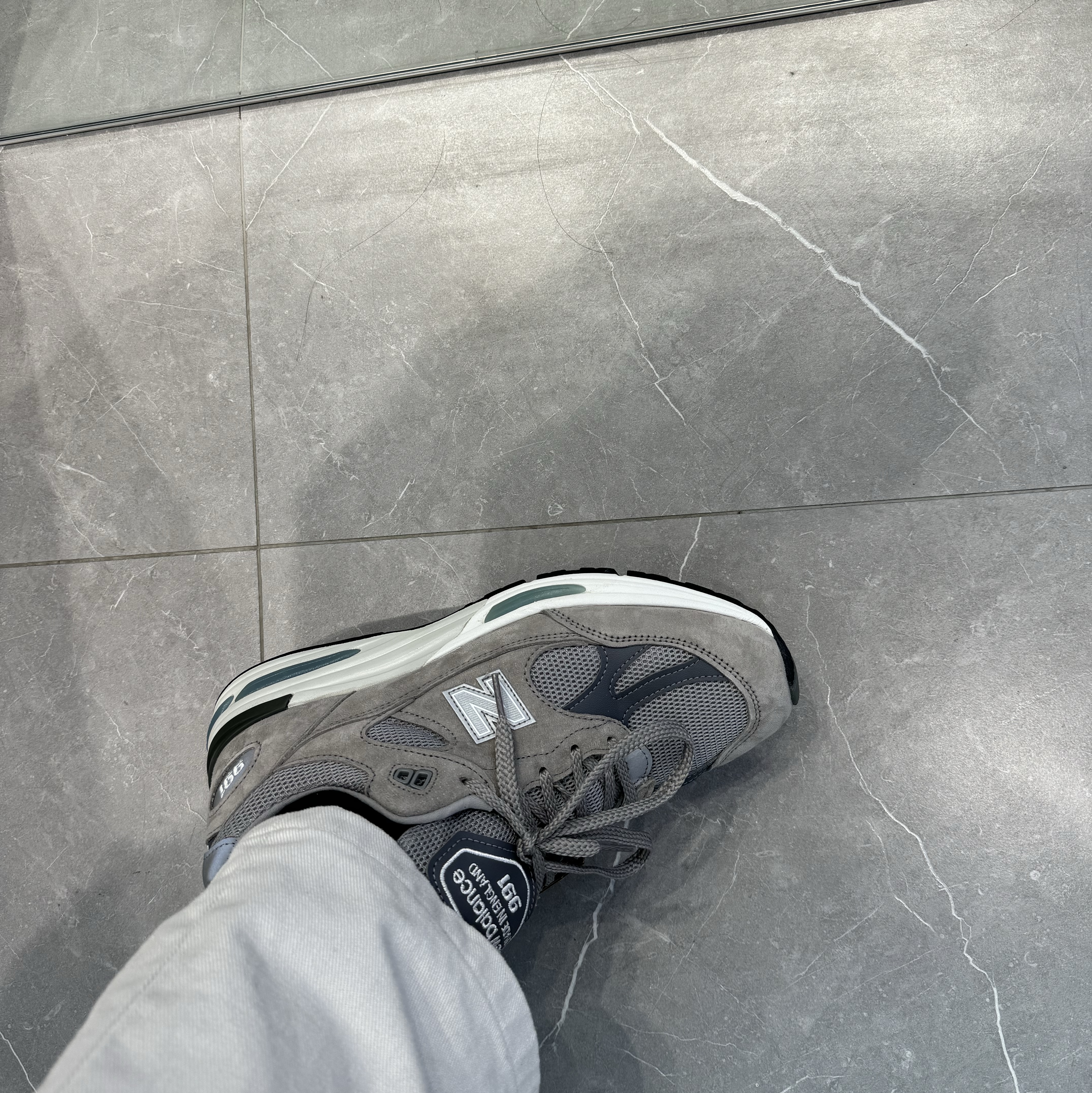 New Balance 991v2 Made in UK Rock Ridge Alloy Silver 착용 스타일 - 3