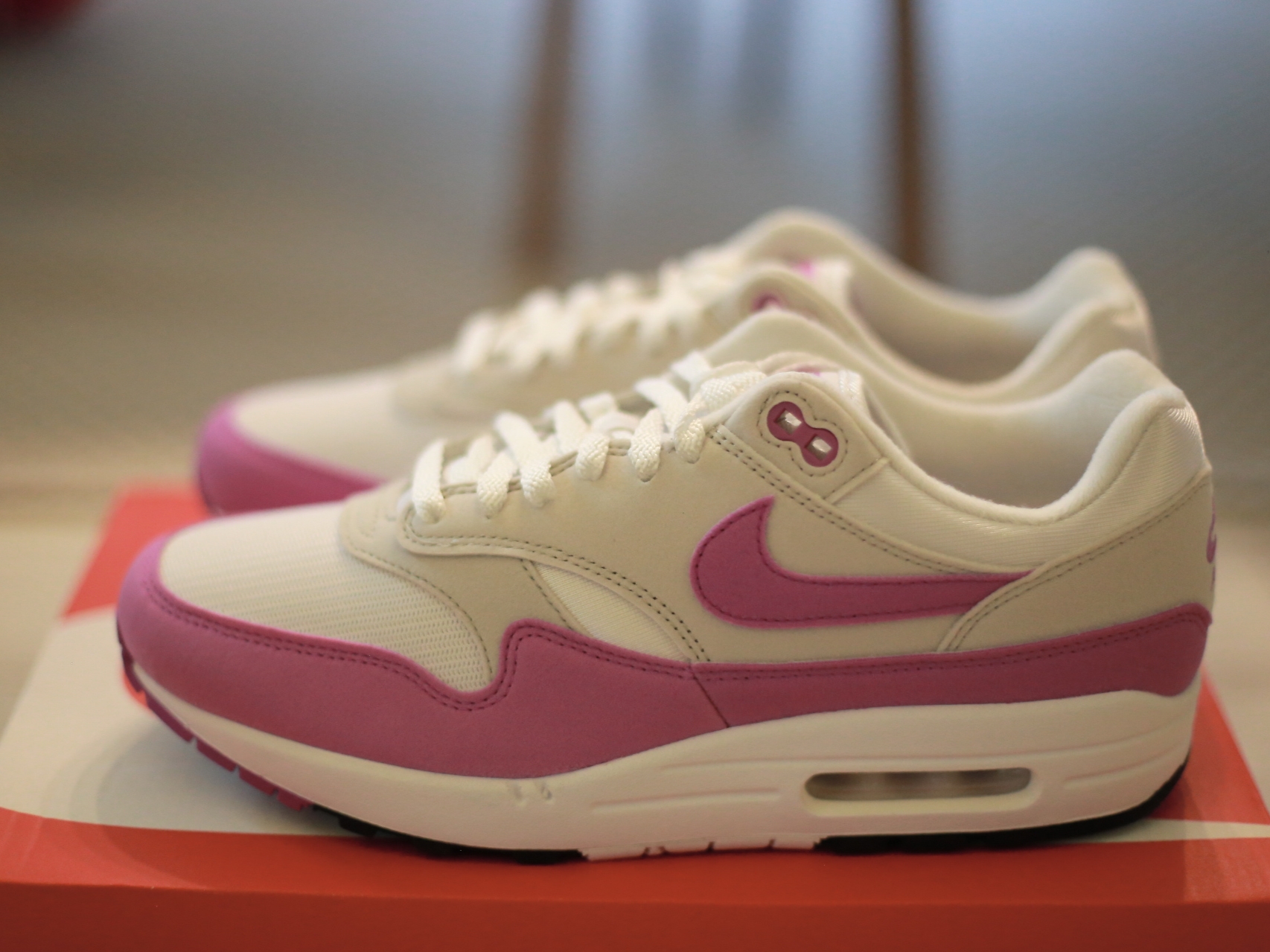(W) Nike Air Max 1 Neutral Grey Fuchsia Dream 착용 스타일 - 1