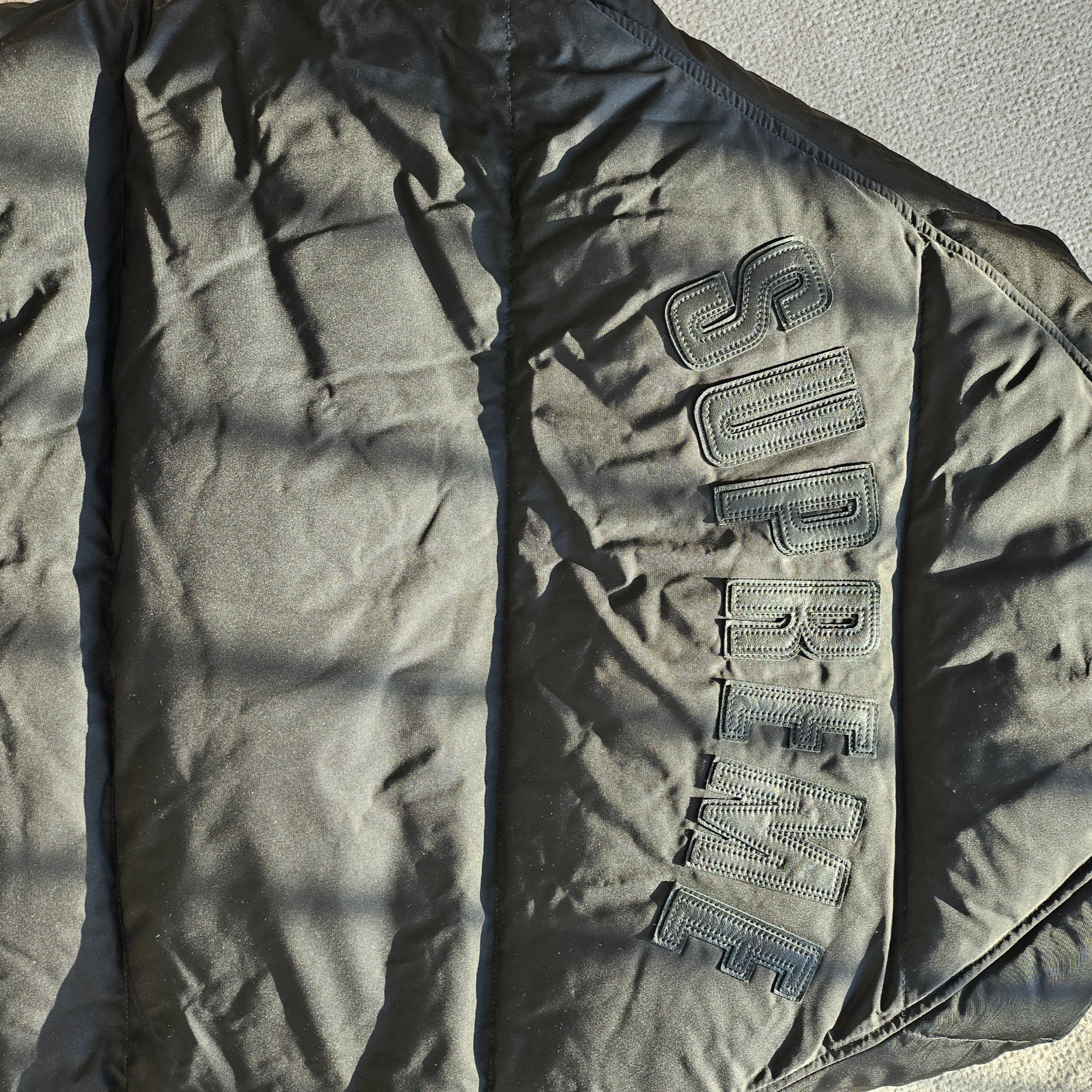 Supreme Star Sleeve Down Puffer Jacket Black - 23FW 착용 스타일 - 1
