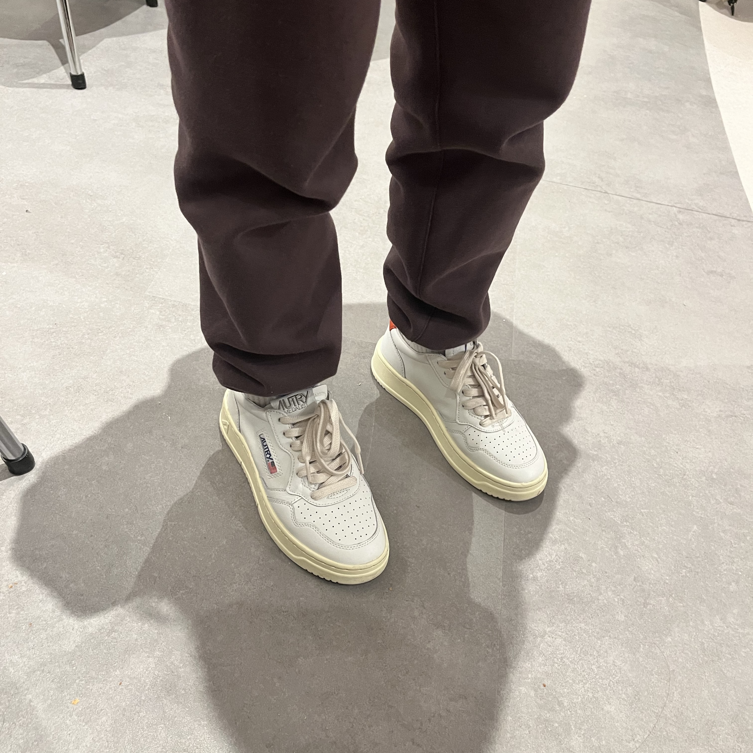 (W) Autry Medalist Low Leather Sneakers White Orange 착용 스타일 - 3