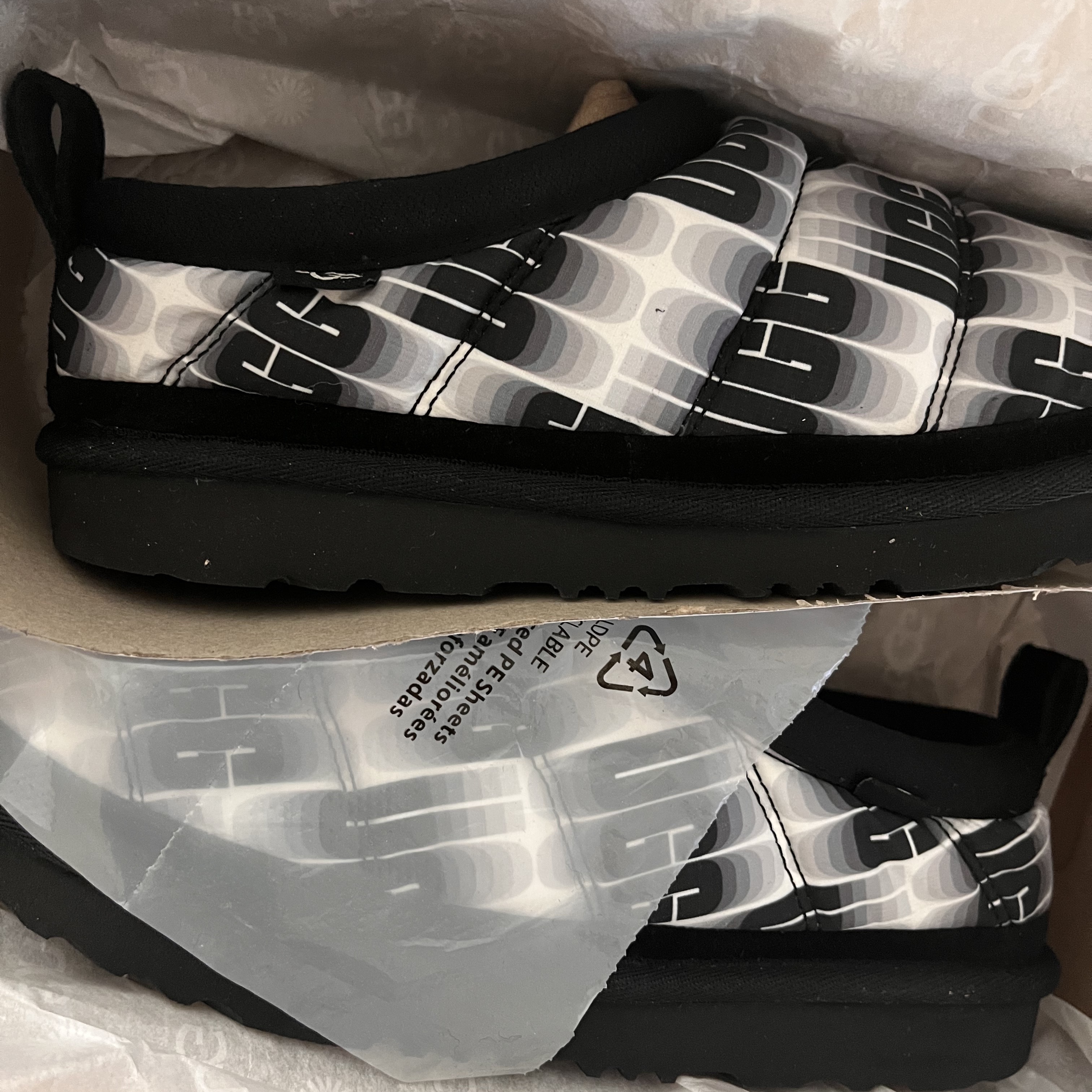(Kids) UGG Tasman LTA Wavelength Slipper Black White 착용 스타일