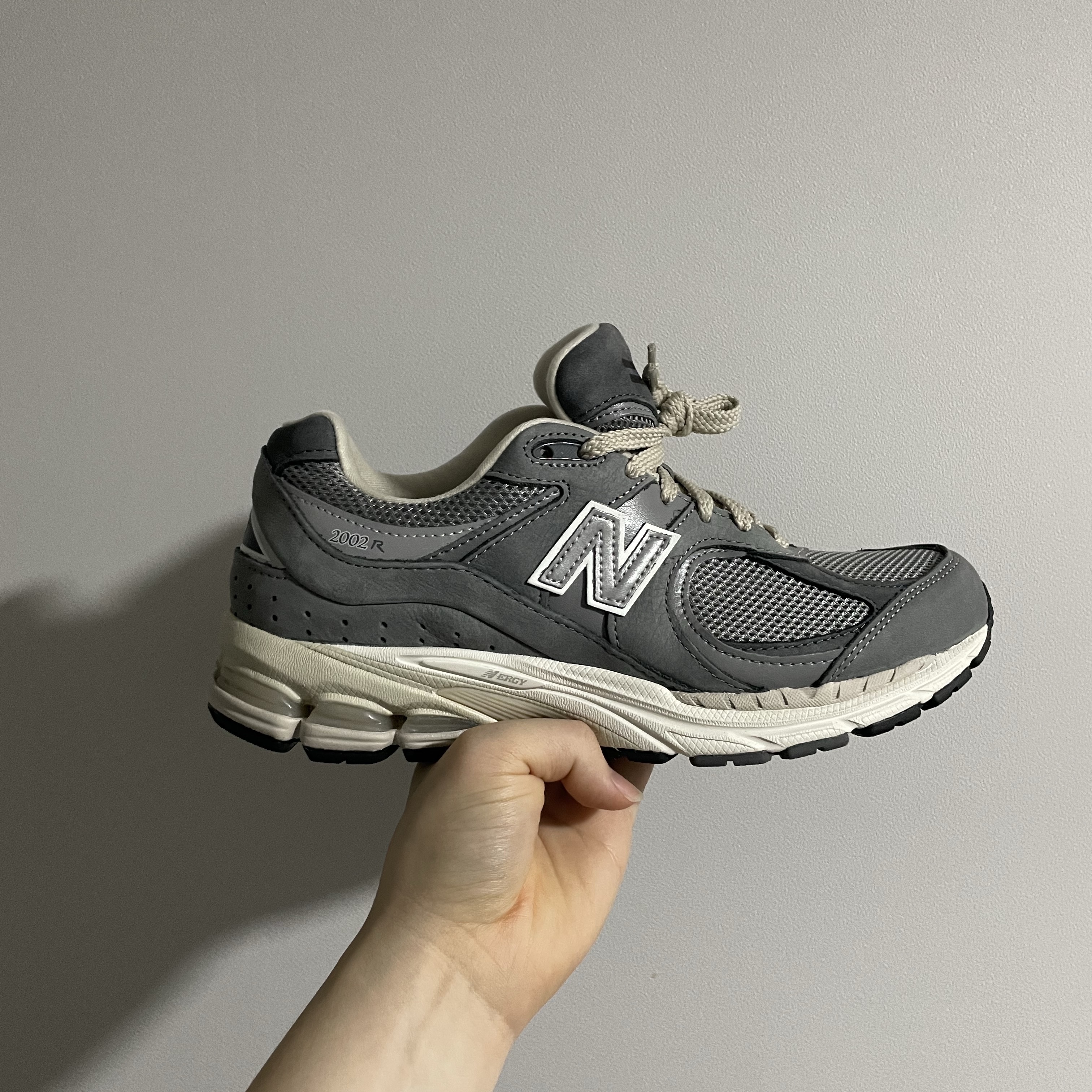 New Balance 2002R Premium Vintage Grey 착용 스타일 - 2